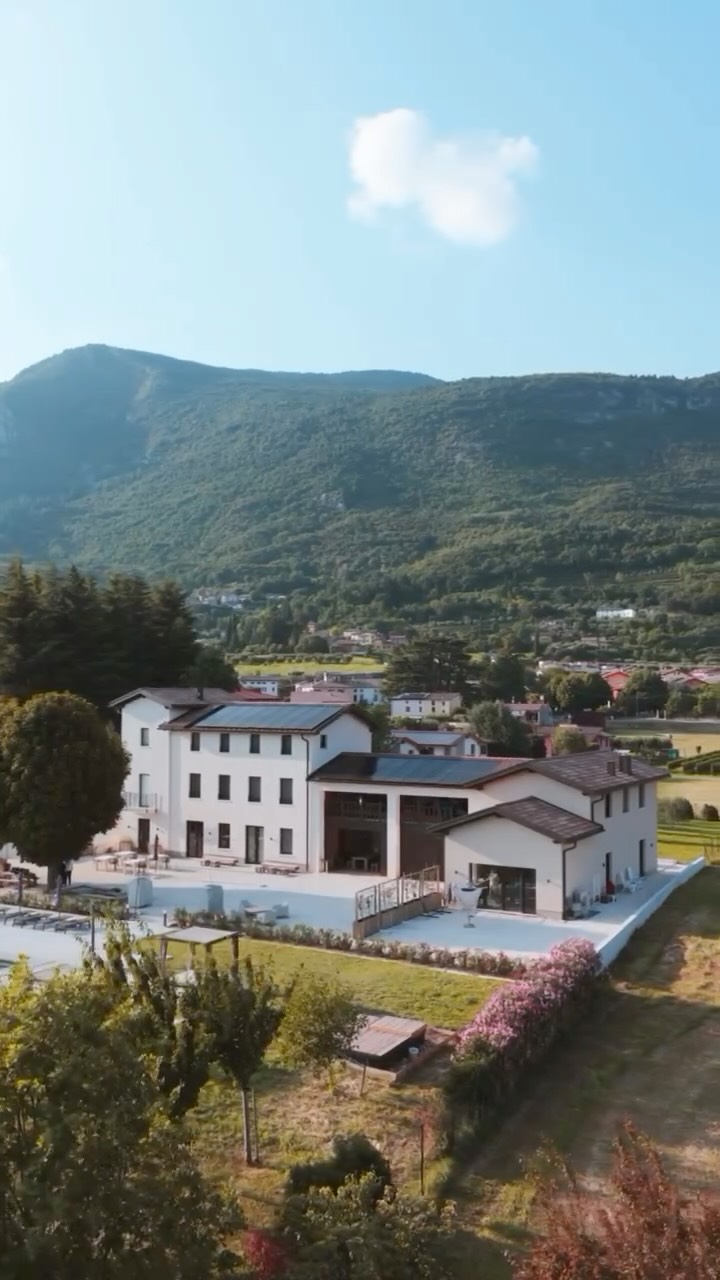 A rare opportunity by Lake Garda. ✨
A newly built Boutique Retreat in Caprino Veronese – opened in May 2025 – is now on the market.
5 guest rooms with en-suite bathrooms
231 m² main house with breakfast kitchen
Spa area prepared
200 m² expansion potential
Perfectly designed as a private retreat or for a hospitality business.
📍 In collaboration with Hill & Lake Estate.
For questions, viewings or to receive the full exposé, please contact Inside Italy by Garda Living directly. #insideitaly
#gardaliving
#italyrealestate