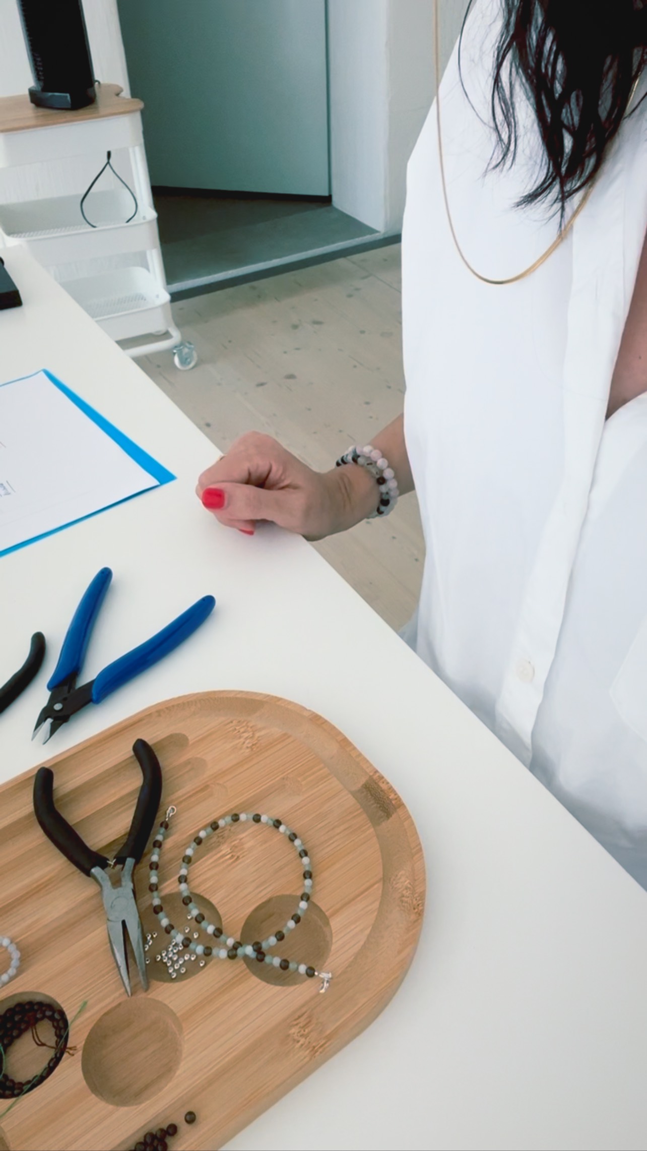 Mit viel Liebe, Wissen und Achtsamkeit fertige ich hier eine Geburtskette aus Edelsteinen – ein Symbol für Leben, Stärke und einen ganz besonderen Anfang.
Jede Perle wird anhand der Geburtsdaten sorgfältig ausgewählt, damit sie die Persönlichkeit und den Weg des Kindes begleitet.
So entsteht nicht nur Schmuck, sondern ein Erinnerungsstück fürs Leben.
Wenn du auch ein solches Unikat verschenken oder für dich selbst gestalten lassen möchtest, schreib mir gerne eine Nachricht. Ich freue mich!
#Geburtskette #Edelsteinschmuck #GeschenkZurGeburt #Erinnerungsschmuck #Unikatschmuck #SchmuckMitBedeutung #HandmadeJewelry #SchweizerSchmuck #MitLiebeGemacht #Vivescam