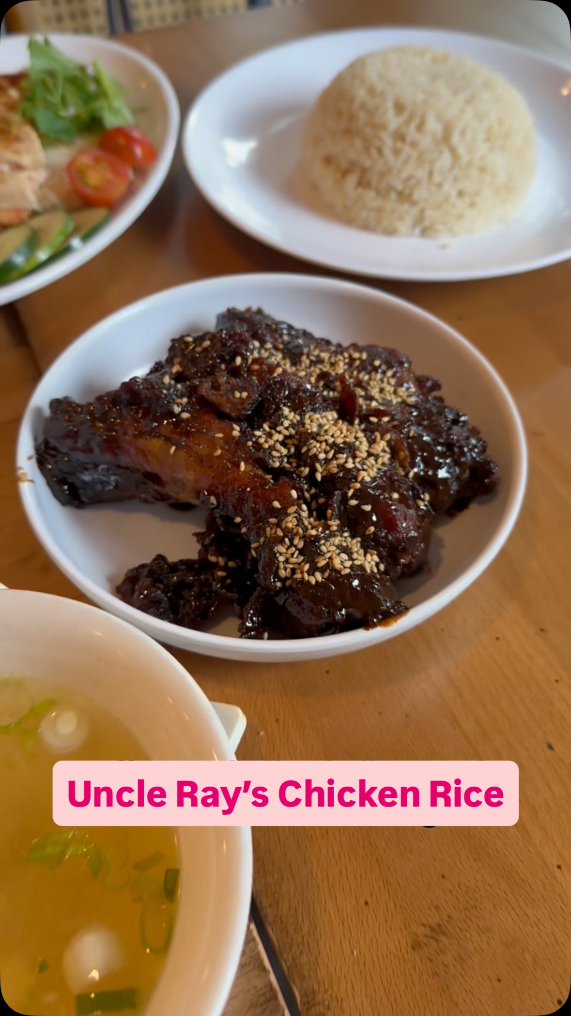 ➡️ Authentic Singaporean comfort food has arrived in NYC 🍚✨
✨ Uncle Ray’s Chicken Rice
🍳 The Trio Combo is a must — but my personal favorite were the coffee pork ribs 🤤 sweet, savory, and unforgettable.
📍 @unclerayschickenrice 790 9th Ave, New York, NY 10019
🏷️ #popupgirlsnyc #uncleerayschickenrice #nyceats #chickenrice #sgfood #nycfoodie