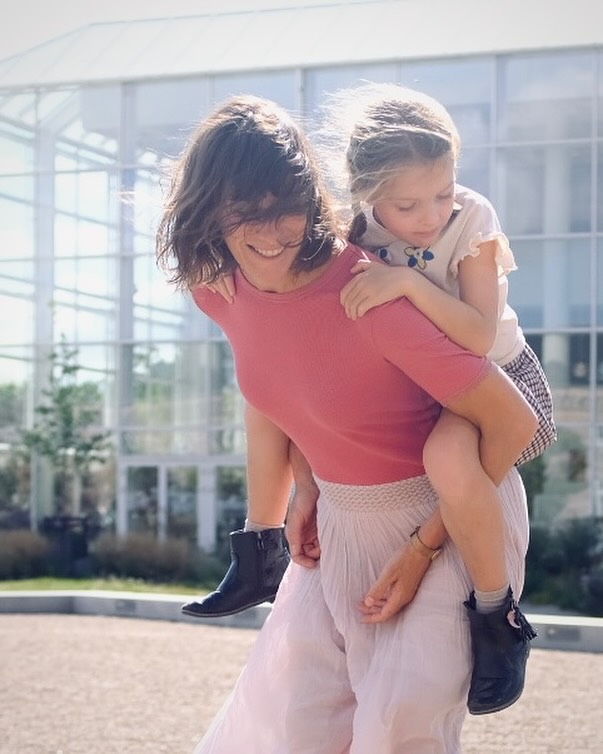 Behind this account, there’s so much more than just a Barcelona-based family photographer.
There’s a woman who waited three years to have her first child, started taking photos and videos of her baby, and realized she had found her true passion and greatest talent.
There’s someone who loves life when it’s in full swing — the outdoors, family life, but also her freedom as a woman, and art in all its forms.
There’s someone who doesn’t like artificial lights and pleasures, noise, or overly posed photos, but who loves traveling, watching rom-coms, enjoying good food, listening to music, and dancing with friends from time to time.
Here you’ll find tips to make the most of your family photos, inspiration to embrace life as both a woman and a mother, humor, and good vibes.
And if you’re here, chances are we share the same vision.
If you want to capture your family life without stiff poses, without stress or fake smiles, but with real, heartfelt, and vibrant images… you’re in the right place.