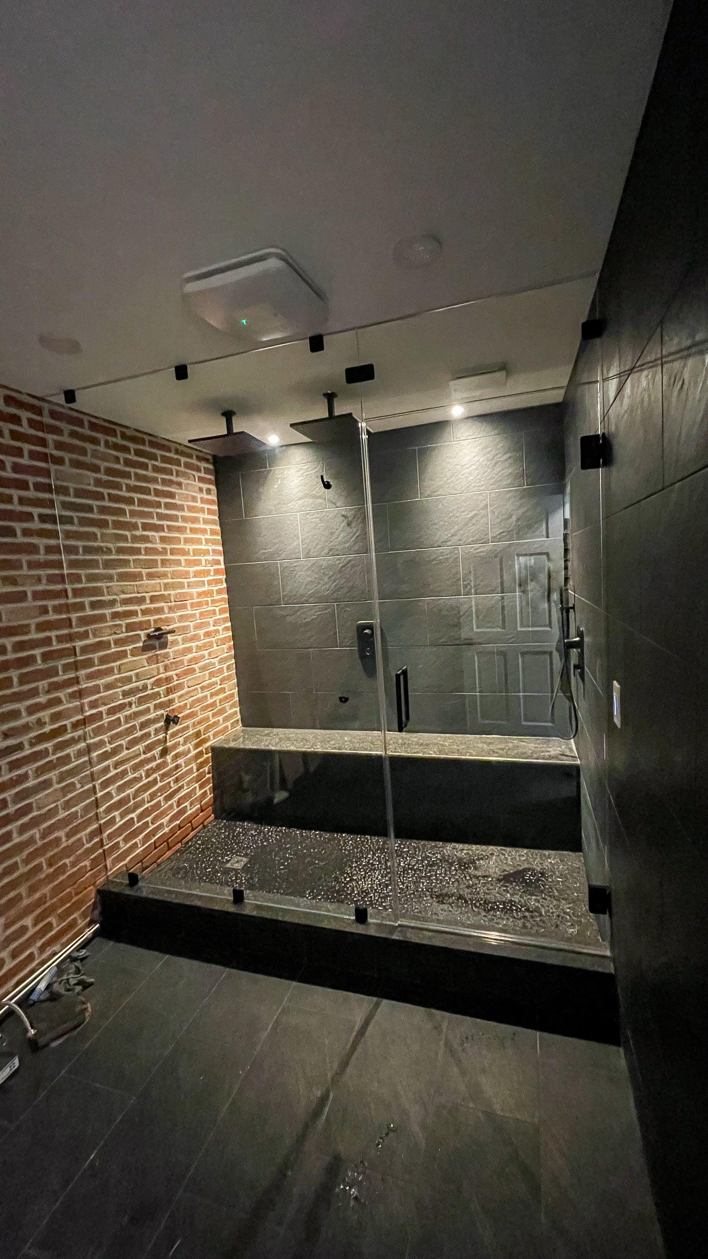 Old-school Brick 🤝🏼 New-school Glass
#showerdesign #showerdoors #industrialinterior #riverrock #exposedbrick #matteblackbathroom #matteblack #customglass #bathroominspirations #centralpa