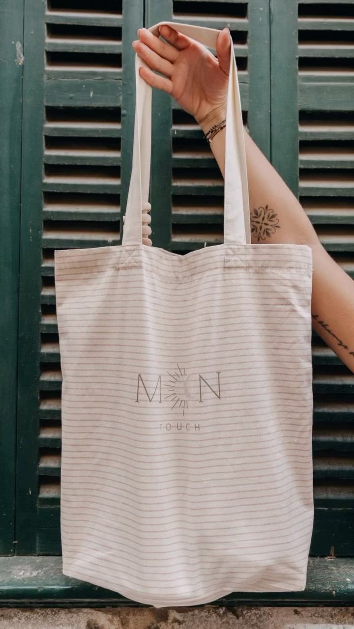 ✨ Představujeme vám naši stylovou plátěnou tašku přes rameno - Vyrobená ze 100% bio bavlny, je nejen šetrná k přírodě, ale také dokonalým módním doplňkem pro každodenní dobrodružství. 🌙
#moontouchmatty #EcoFashion #StylováTaška