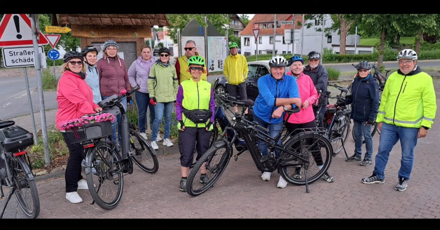 Am Sonntag den 07.09.25' bietet der Heimat und Verkehrsverein Bösingfeld wieder eine geführte Radtour an. Treffpunkt 13 Uhr, Wanderlinde am Kreisel in Bösingfeld. Es geht Richtung Reine, durch das Dorotheental, Sonneborn, nach Aerzen. Heerstrasse, Reinerbeck, Schönhagen, klein Goldbeck, über Goldbeck zurück ins Extertal. Eventuelle Einkehr. 45 Km.