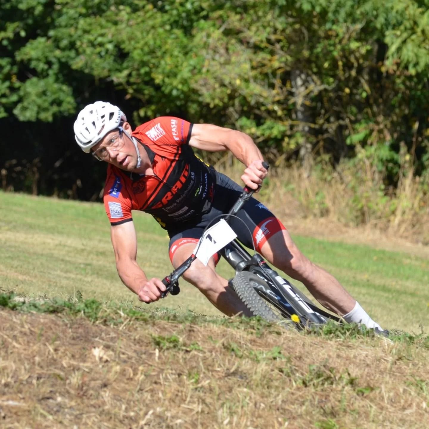 ᴋʟᴜʙʙᴍäsᴛᴇʀsᴋᴀᴘ 𝟸𝟶𝟸𝟻
Deltävling 3 i strålande solsken och höga temperaturer på Hörby MTB Arena idag. Mindre deltagare idag men inte mindre kvalité på deltagarna för det. Ett par SM-Mästare, en Långloppsdrottning, ett par unga och för den delen äldre stjärnor som blev trötta. Det återstår en sista deltävling i KM-Serien innan priserna ska delas ut.
📸@didanne
#hörbyck #hörbymtbarena #mtbihörby #Hörby #mtb #mountainbike