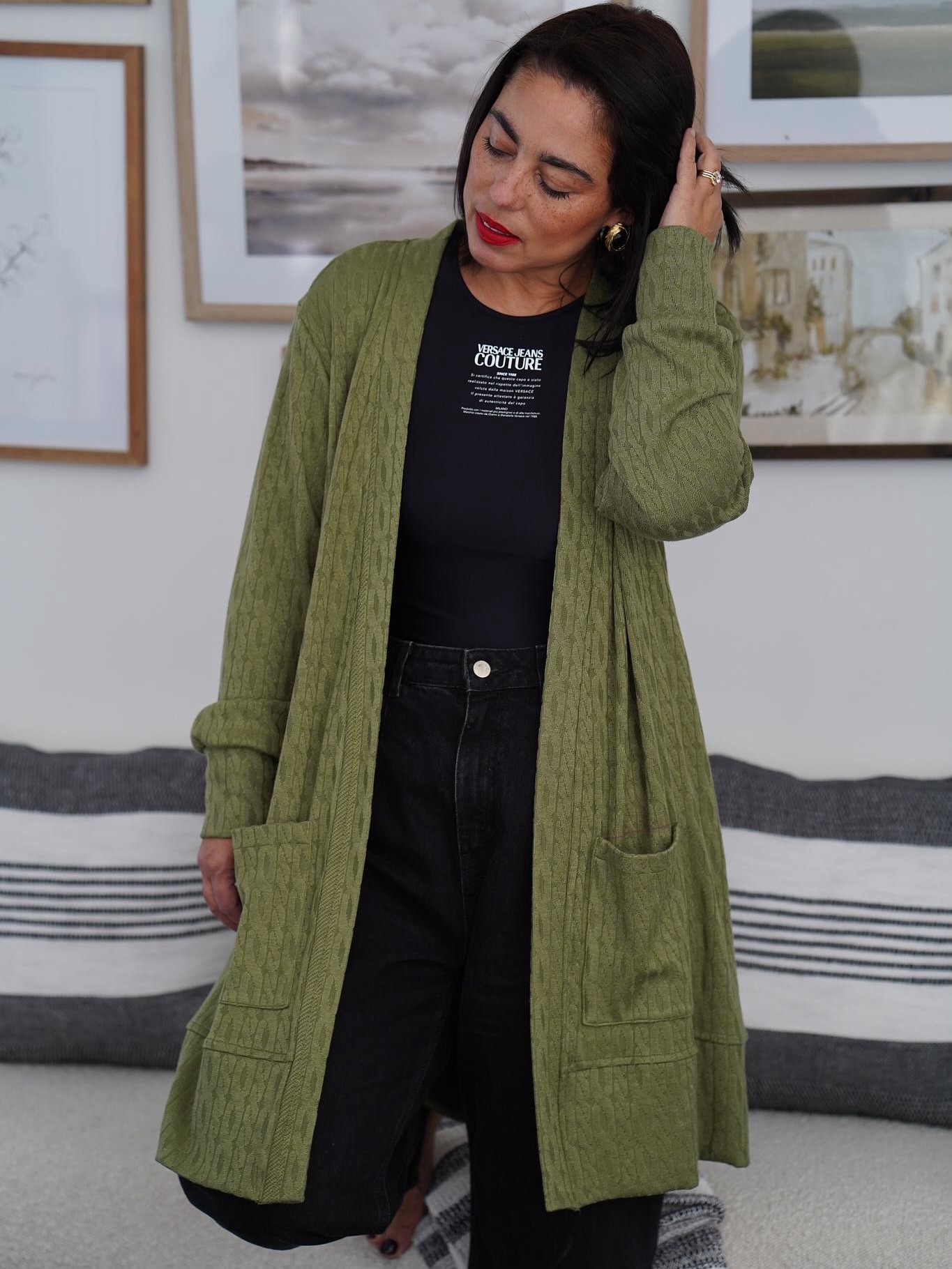 Comment ANNIE and get this free pattern 🙌🏽 Getting ready to transition to fall? I love starting my projects for the upcoming season before it gets here! In case you missed it this cardigan off pattern is FREE on my site. 🤭 it also has a step by step video tutorial.