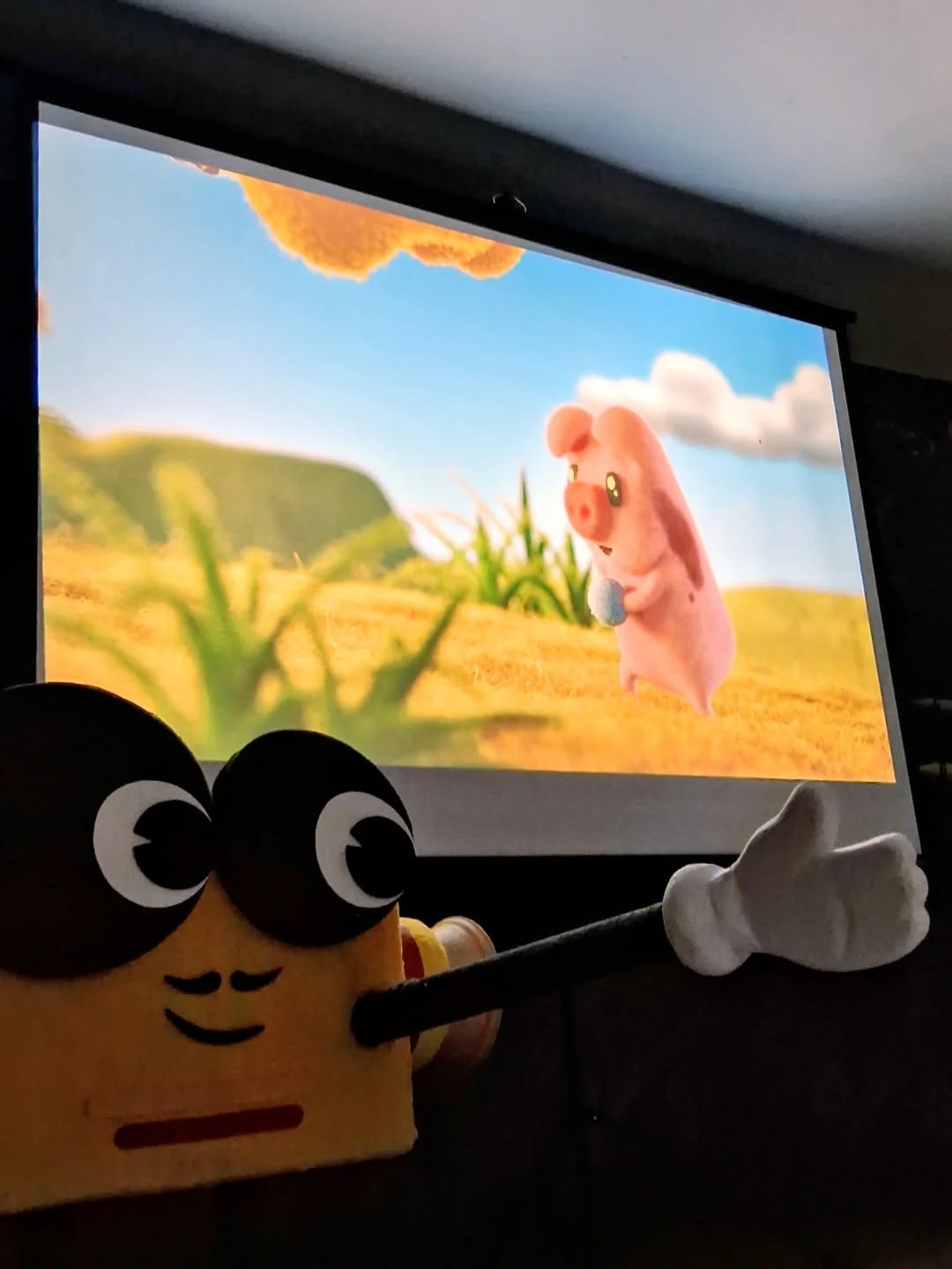 🎬✨ Hoje teve início a Mostrinha de Cinema no Instituto Educacional Maria do Socorro!
As crianças mergulharam em um universo cheio de cores, risadas e descobertas com a exibição de curtas-metragens especiais, entre eles “A Tapioca da Vovó” e “PiOinc” 🐔🥞.
Uma oportunidade de viver o cinema como experiência coletiva, despertando a imaginação e o encantamento da plateia mirim. 💡
📽️ Cinema é aprendizagem, diversão e também afeto!