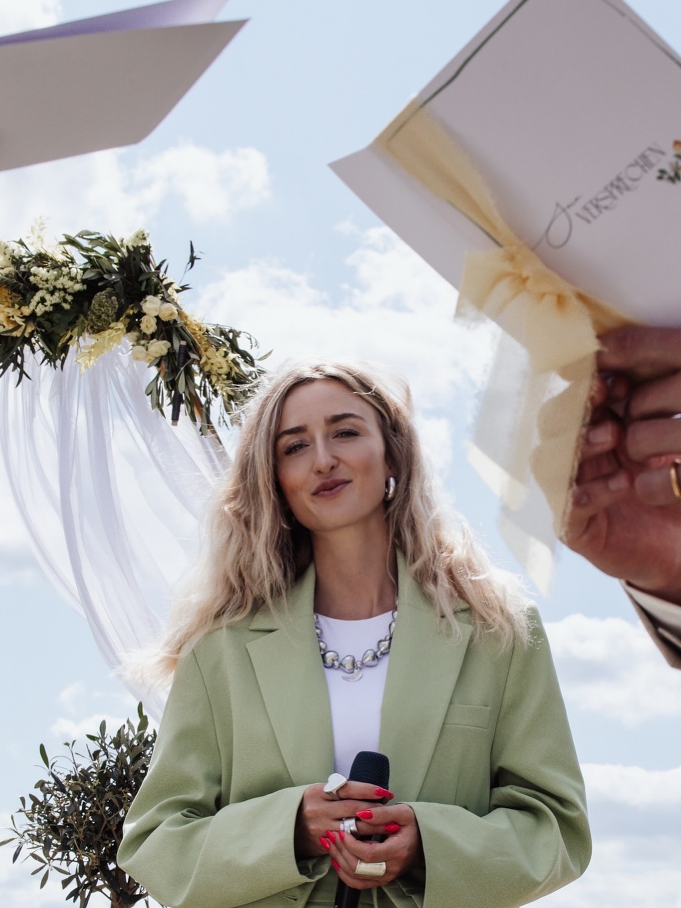 Am Anfang jeder Trauung, bevor wir wirklich eintauchen, sage ich etwas, das für mich viel mehr ist als eine organisatorische Ansage. Es ist eine Einladung: „Heute sind alle Emotionen erlaubt“.
Ihr dürft lachen, ihr dürft weinen, ihr dürft beides gleichzeitig tun. Und alles daran ist genau richtig.
Warum ich das sage? Weil wir oft verlernt haben, unsere Gefühle ganz selbstverständlich zu zeigen. Wir halten sie zurück, weil wir Angst haben, „zu viel“ zu sein, oder weil wir denken, wir müssten stark wirken. Dabei ist es doch genau die Stärke des Moments, die darin liegt, sich nicht zurückzuhalten.
Eine Trauung ist kein Theaterstück, in dem alle perfekt ihre Rolle spielen. Sie ist ein Stück echtes Leben. Und echtes Leben ist immer bunt. Es kann laut und fröhlich sein, leise und verletzlich, chaotisch und schön zugleich.
Und ich finde es gehört Mut dazu, Mut die Fassade fallen zu lassen und sich mit dem zu zeigen, was gerade da ist. Freude, Rührung, vielleicht auch Schmerz. Mut macht eine Zeremonie unvergesslich. Denn das, was wir fühlen,… bleibt 🫶🏼
Danke für die schönen Bilder @corinnaluekefotografie 🌻💛
Bild Slide 2: @positivewelt 🫶🏼
Wedding Planerin: @miamore_hochzeiten
Location:
@landscheune_barsikow
Fotografen:
@rene.lautensack
@corinnaluekefotografie
Styling: @biancabensch_brautstyling
Papeterie:
@letterdreams_
Brautmode:
@ewigunspotsdam
Floristik:
@blumen_manufaktur_scheffel
Torte:
@leriemoncheri.berlin
Lovebirds:
@carolgrng @florianshw