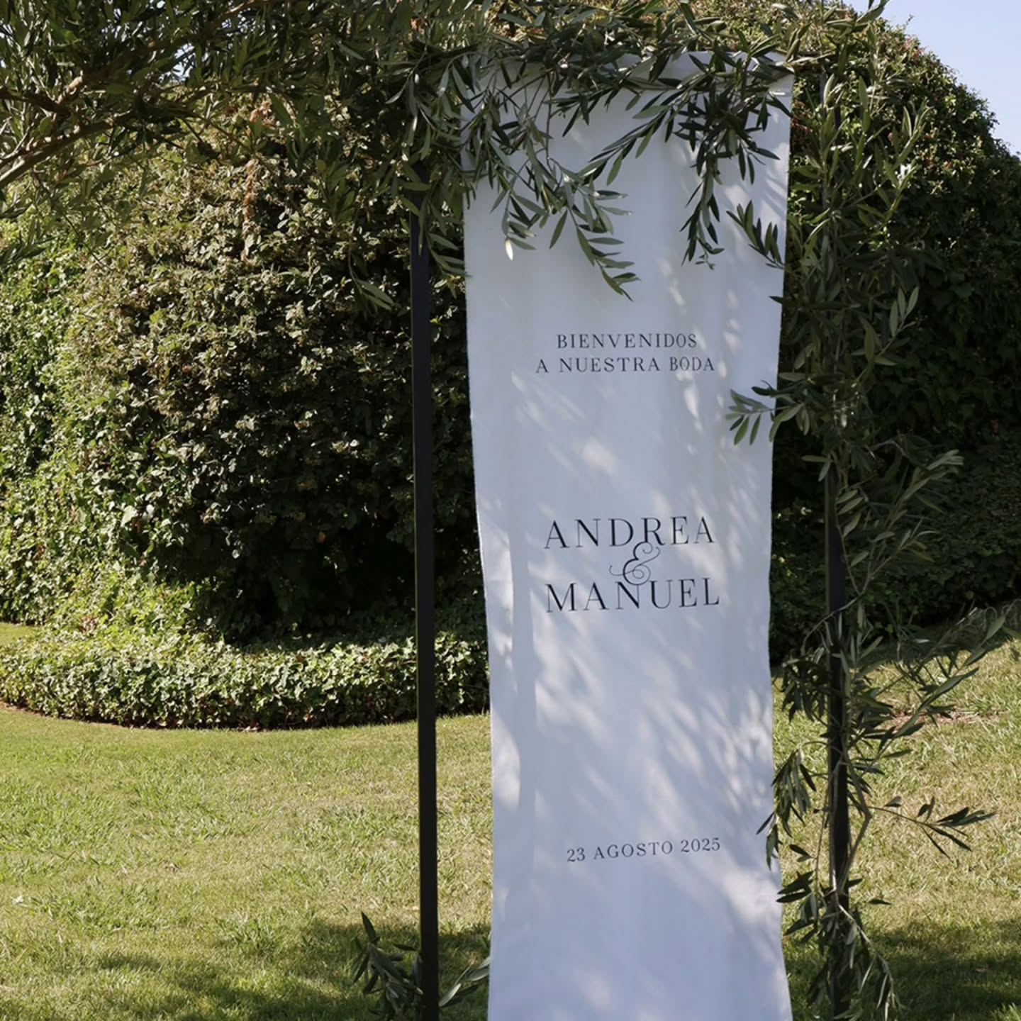 A veces la historia comienza con un simple detalle, y sin darte cuenta, ese primer encuentro se transforma en un camino compartido.
Un cartel de bienvenida abre la puerta,
Y detrás de él, el privilegio
De formar parte de su gran día.
Gracias Andrea y Manuel por dejarnos ser y estar a vuestro lado dejando un recuerdo tan bonito para todos.
#welcomesign #cartelbienvenida #tela #bienvenida
#liveart #pinturaenvivo