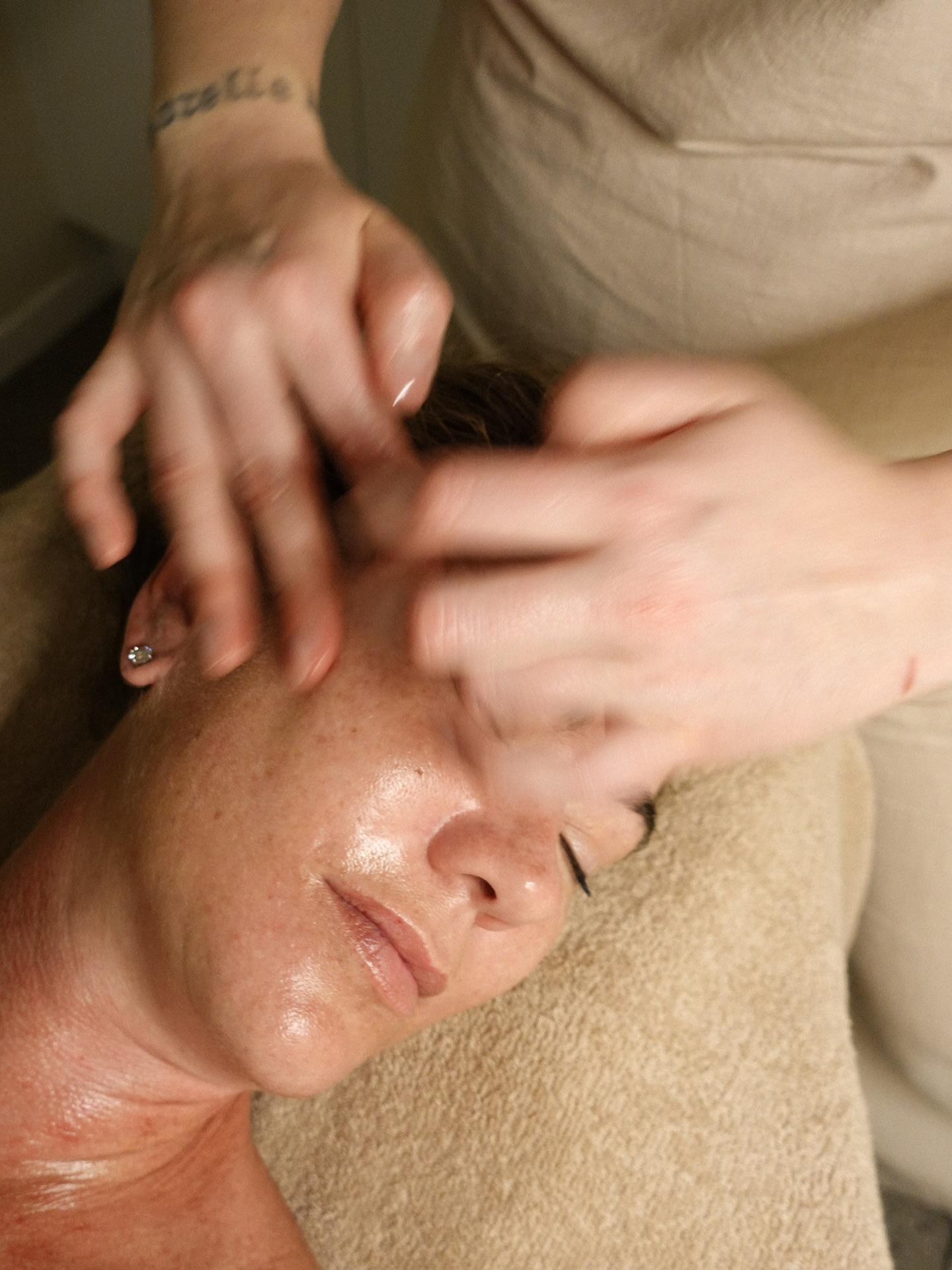 Therapy with @houseofselah_ ☁️💫💆🏼♀️
Visit Chloe for all of your relation & massage needs.
I can’t believe how relaxed I feel looking at these photos!!
#massage #beautyshoot #massagetherapist #burleighheads