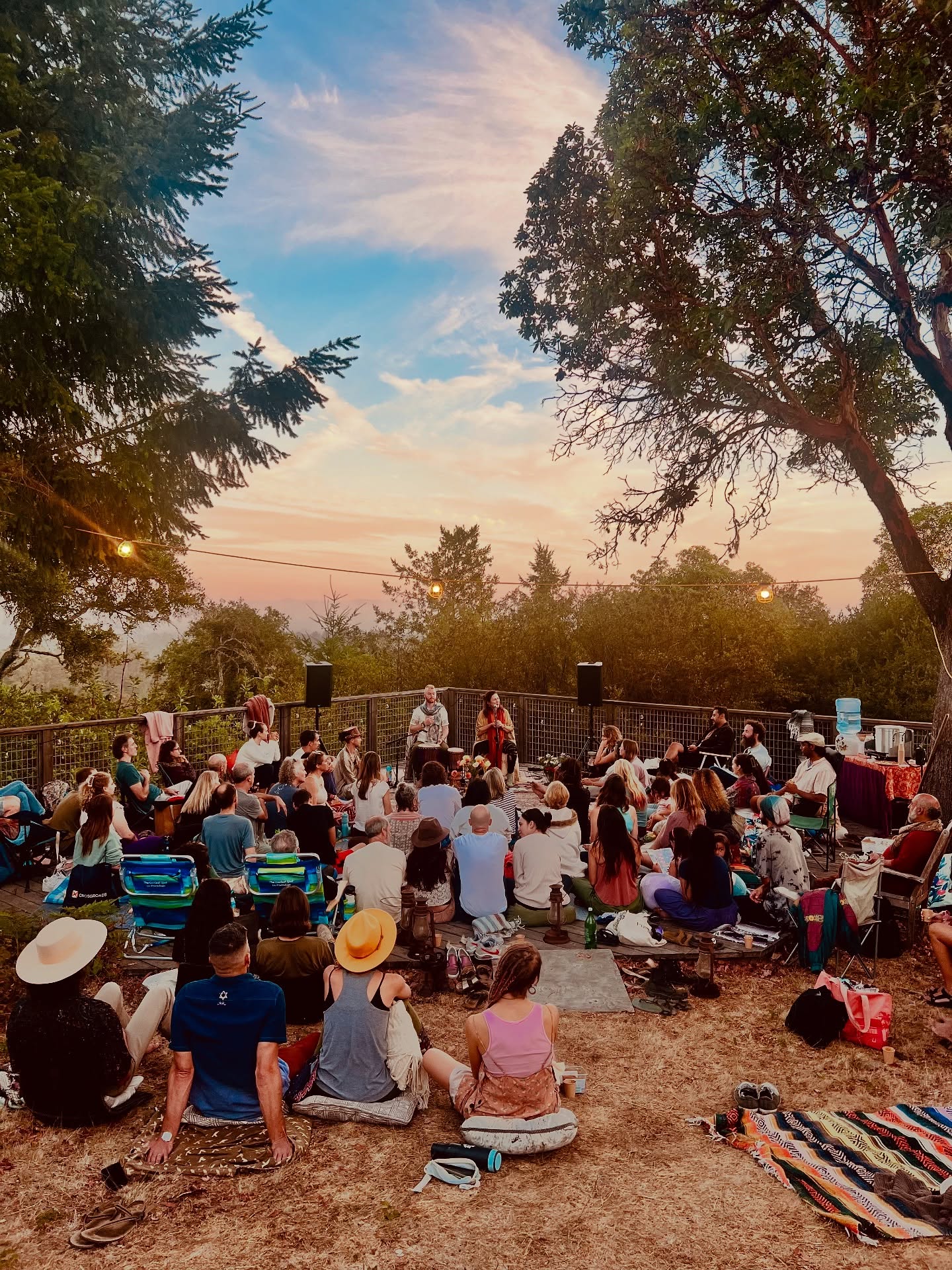 What happens when you go after your heart?
💫✨🙌🏽❤️☀️
בשנה ויחצי האחרונים אני וחברה שלי אלה, מעבירות מעגלי ראש חודש לפי הלוח שנה העברי. כל חודש מגיעות בין 10-30 נשים ותמיד אנחנו יוצרות משהו קסום יחד. כל חודש אני מכינה פלייליסט ותמיד תמיד יש שיר של לאור @laormusic במיקס.
לפני חצי שנה שהגעתי לארץ הלכתי למעגל עם לאור, סיפרתי לה על המעגלים וסיפרתי לה שחלום שלי שהיא תבוא לסנטה קרוז. היא אמרה שכנראה עד 2026 היא לא תגיע אבל אני לא הנחתי את החלום. ביוני האחרון עוד לא היה לנו בית כאן, והכל היה באוויר, אבל חברה פנתה אליי וסיפרה לי שבית בשטח שלהם התפנה (במקום חלומי בתוך היער) אז שלחתי את אורי לראות בזמן שאני והבנות היינו עוד בארץ. הוא שלח לי תמונה מהדק בלמעלה של ההר וכתב לי ״זה בול מתאים לכל מה שאת רוצה לעשות״ אז ישר אמרתי לו לסגור על הבית מבלי לראות אותו בכלל.
כעבור כמה ימים לאור כתבה לי שהוא מגיע לארה״ב ולנסוע לברנינגמן ואמרתי לה ישר, ״את מבינה שאין מצב שאת לא עושה עצירה אצלי??״
וכך קרה.
לא ברור מה חשבנו לעצמנו יומיים לפני ברנינגמן, ואני עוד מחלימה מהתאונה שלי… אבל היה לי vision ולא היה סיכוי לאף אחד להוריד אותי מזה.
ככה אני כשאני נתקעת על משהו- לא רואה בעיניים.
היו המון חששות בדרך, ואין ספור של בלט״מים, אבל הלב שלי הרגיש וידע שהדבר הזה צריך לקרות. שיקרה שם איזה קסם ויביא עוד אור לעולם.
הבנתי בשנה האחרונה שהעשייה שלי בעולם זה להכניס עוד אור, והערב הזה ממש המחיש לי את זה.
60 איש יחד שרים, רוקדים, מתפללים. כמה מדויק שהתכנסנו בירח חדש של חודש אלול- חודש שהוא כולו קרבה לבורא- המלך הולך בשדה- ושם פגשנו אותו כולנו יחד- עם כוכב נופל שחצה את השמיים בדיוק שלאור שרה ״look at the stars and how they shine on you”
וינשוף שמעד מעלינו שעדי התפלל שכל היצורים יידעו שלום.
מאחלת לעצמי להמשיך לצעוד באור, להמשיך להתעגל עם קהילה, לבנות, לייצר, ולתת אהבה.
שניה לפני שכל הטירוף התחיל שלפתי קלף- the star- קלף חזק ועוצמתי וגם הוא כה מדויק!! הקלף מתאר אישה כורעת ליד מים, רגל אחת באדמה (עולם החומר) ורגל אחת במים (העולם הפנימי/רוחני). היא שופכת מים הן אל האגם והן אל האדמה – סמל לזרימה, הזנה ואיזון. מעליה כוכב גדול זורח (סמל לתקווה ולהכוונה) ומסביבו שבעה כוכבים קטנים (הצ’אקרות, הרמוניה קוסמית)
לא יכולתי לעשות את זה בלי התמיכה המדהימה של האהובים שלי אורי הבנות אמא שלי שאולי, ג׳אסטין, נובה, תום, ועוד מלא חברים ואנשים שנרתמו למשימה ❤️🙏
בלוג פוסט שלם באתר שלי 🙌🏽