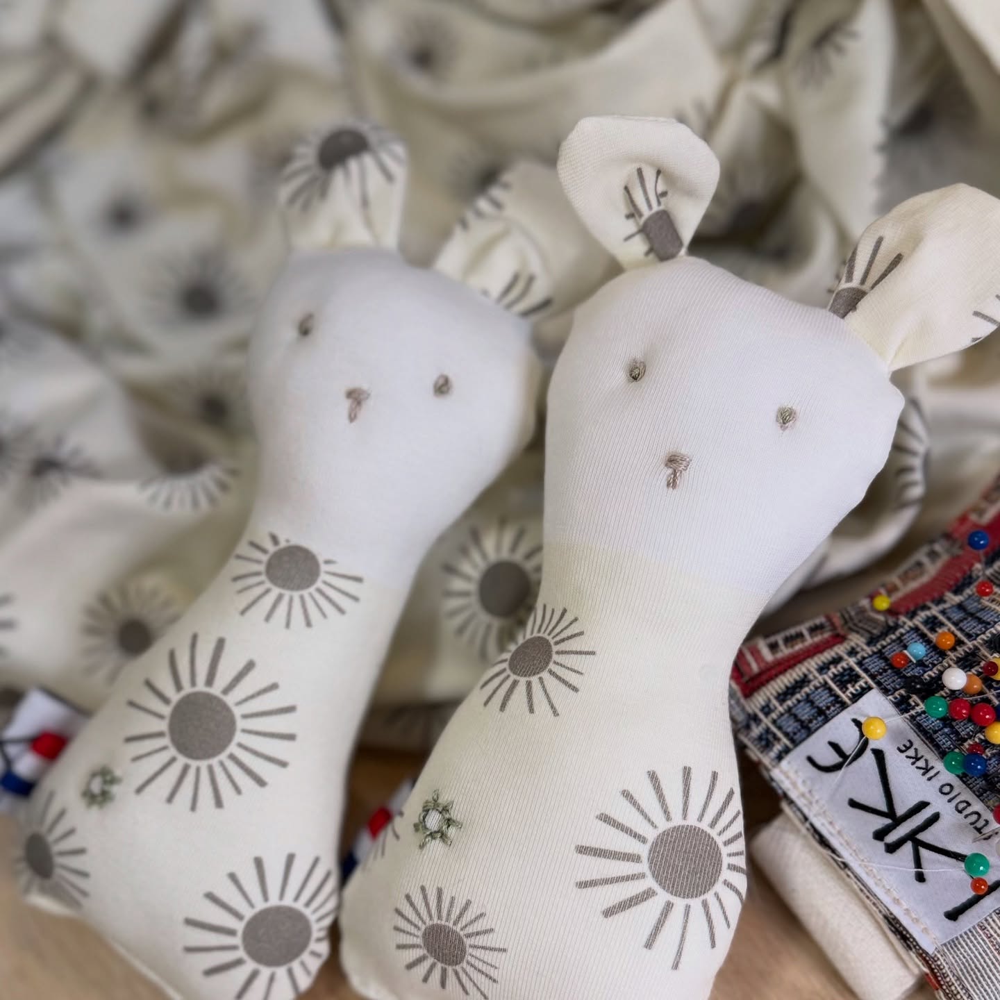 🌙 Na badtijd begint de knuffeltijd 🌙
Onze badcape met knuffel maakt elk avondritueel extra speciaal.
Eerst lekker inpakken, daarna samen kroelen – een momentje waar jullie allebei naar uitkijken. ✨
Ideaal als cadeautje of gewoon voor je eigen kleintje.
#studioikke #badcape #knuffel #badmomentjes #kraamcadeau #liefvoorjebaby #handgemaakt
