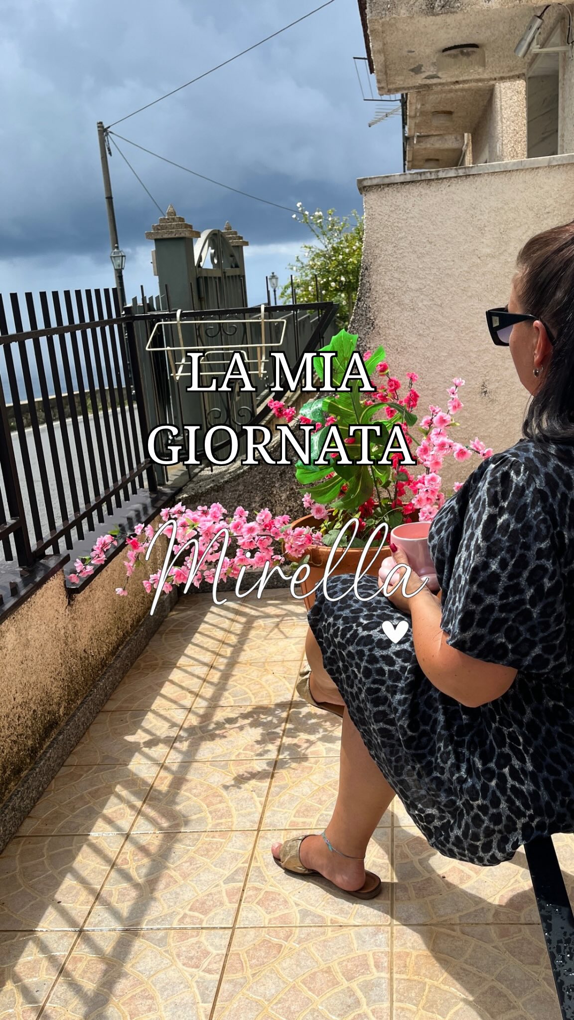 So starte ich meinen Tag…. Ein Blick aufs Meer, ein Kaffee ohne Stress in der Hand und das Gefühl angekommen zu sein. 💛Noch vor einiger Zeit war das nur ein Traum… Heute ist es Alltag. Genau diese kleinen Momente machen mein Leben so besonders! #neuanfang #mirellagoesitaly #kalabrien #italy #mutzurveränderung #ladolcevita #gedankenundgefühle