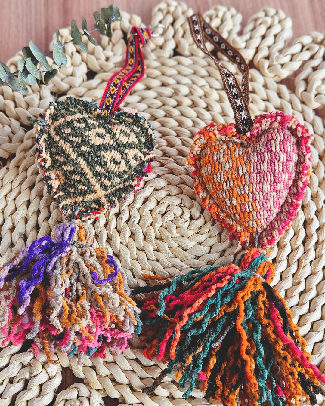 💖 𝑪𝒐𝒓𝒂𝒛𝒐𝒏𝒆𝒔 𝒅𝒆 𝑴𝒂𝒏𝒕𝒂 𝑨𝒏𝒅𝒊𝒏𝒂
Una pieza compacta pero llena de significado ✨.
Confeccionado con retazos de manta tradicional, este corazón es un pequeño gesto que transmite gran identidad cultural ⛰️🌿.
📏 𝑴𝒆𝒅𝒊𝒅𝒂𝒔: 8 cm ancho x 20 cm largo
𝑵𝒐𝒕𝒂: Colores y diseños varían según la manta original. Cada uno es único e irrepetible.
#regaloscorporativos #artesanal #regalos #merchandisingpersonalizado #peru #lima #artesaniaperuana #andesencia #mirafloreslima #corazonesartesanales