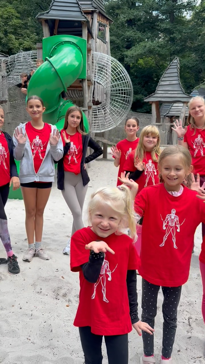 První úžasný den je za námi v našem superhrdinském aerobikovém táboře ���