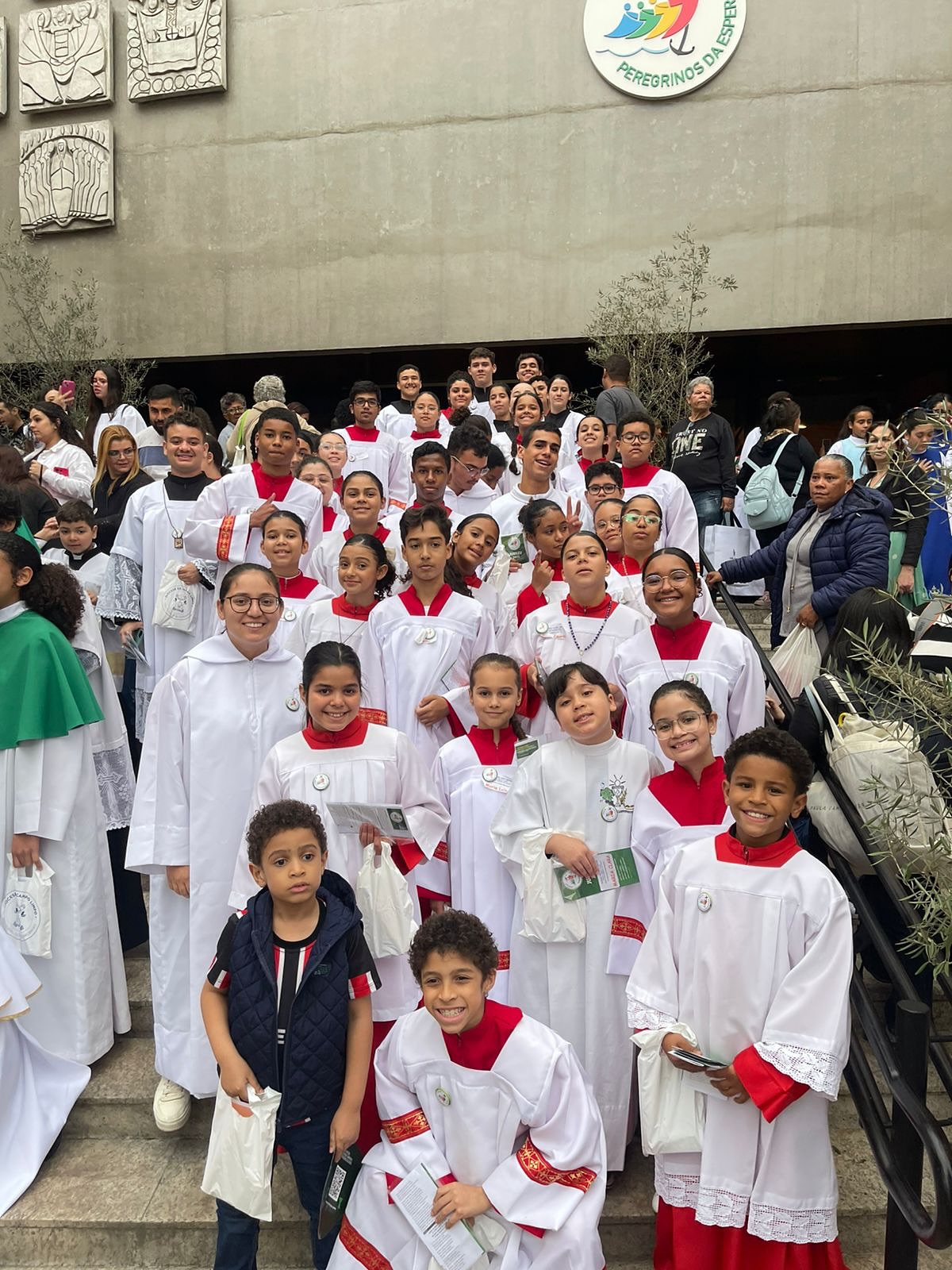 ✨🙏 Neste domingo (23/08/2025), nossa Diocese @diocesedecampolimpo celebrou com alegria o Jubileu dos Coroinhas e Acólitos, na Catedral Sagrada Família.
Foi um momento de fé, oração e encontro, em que nossas crianças e jovens da Paróquia, servidores do altar renovaram sua missão de servir a Deus com alegria e dedicação.
Que este jubileu fortaleça ainda mais o coração de cada coroinha e acólito, para que continuem sendo luz e exemplo no serviço à Igreja! ✨⛪
#Jubileu #Coroinhas #Acólitos #CatedralSagradaFamília #Diocese