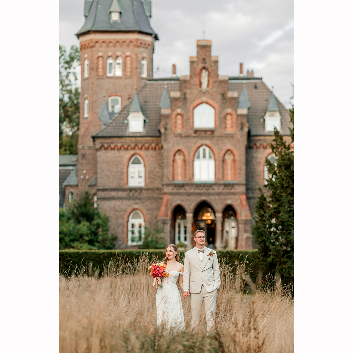 Burghochzeit im Sunset-Colour-Ambiente
Vor ein paar Tagen durfte ich diese romantische wie farbenfrohe Sommerhochzeit aus der Marienburg in Monheim am Rhein begleiten. Mit ihrer Burgkulisse und der romantischen Atmosphäre, ist diese Hochzeitslocation einfach zum Verlieben.
Geplant war eine freie Trauung unter freiem Himmel, doch das Wetter hatte andere Pläne. Die Zeremonie wurde in das Innere der Burg verlegt. Und dennoch (oder gerade deswegen) war die Trauung sehr persönlich, emotional und mitfühlend.
Passend zu der Hochzeitsfarben meines Brautpaares, wagte sich zum Abend hin, tatsächlich die Sonne unter den dicken Wolken hervor, so dass wir ein paar romantische Gegenlichtaufnahmen einfangen konnten. Dress: @cinderella_brautmode_ Venue: @marienburg_monheim Ceremony: Isabell Vögelfänger DJ: @dj_nicolas_albrecht Patisserie: @patisseriemitliebe
📷 Mehr Eindrücke folgen bald!
#Hochzeitsfotograf #MarienburgMonheim #Hochzeit2025 #WeddingVibes #WeddingPhotography #MarienburgMagic #VerliebtVerlobtVerheiratet #Rheinromantik #HochzeitslocationNRW #burghochzeit #hochzeitmarienburg #hochzeitmarienburgmonheim #sunsetcolour #hochzeitsfotografie #hochzeitsfotografköln