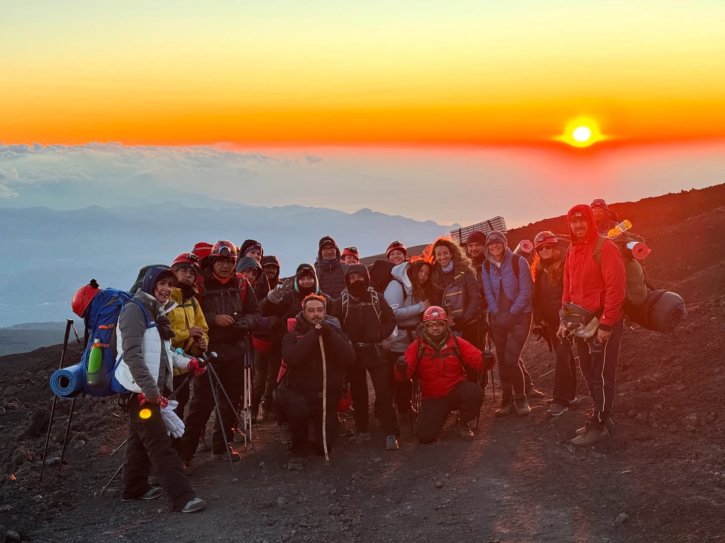 #EtNative “in seNo all’Etna” • #Etna Nord 3º bivacco “Dream”
La conquista del cratere di Nordest al tramonto 🌅✨colori incredibili, via lattea, e gruppo anche stavolta top❤️🌋
Un Sogno che per molti si è realizzato..
Un grazie speciale ai colleghi che hanno reso possibile questo evento @giovanni_volcanoguide @adnaturam_guide e @etnayeti_guida_vulcanologica e a tutti gli straordinari partecipanti reduci 🌋✨
👉 Appuntamento per il quarto ed ultimo bivacco giorno 30/31 agosto 2025 • Wild West✨🌋
🌍 https://www.etnative.com
☎️ +393780861560
Ⓜ️ etnativo@yahoo.it