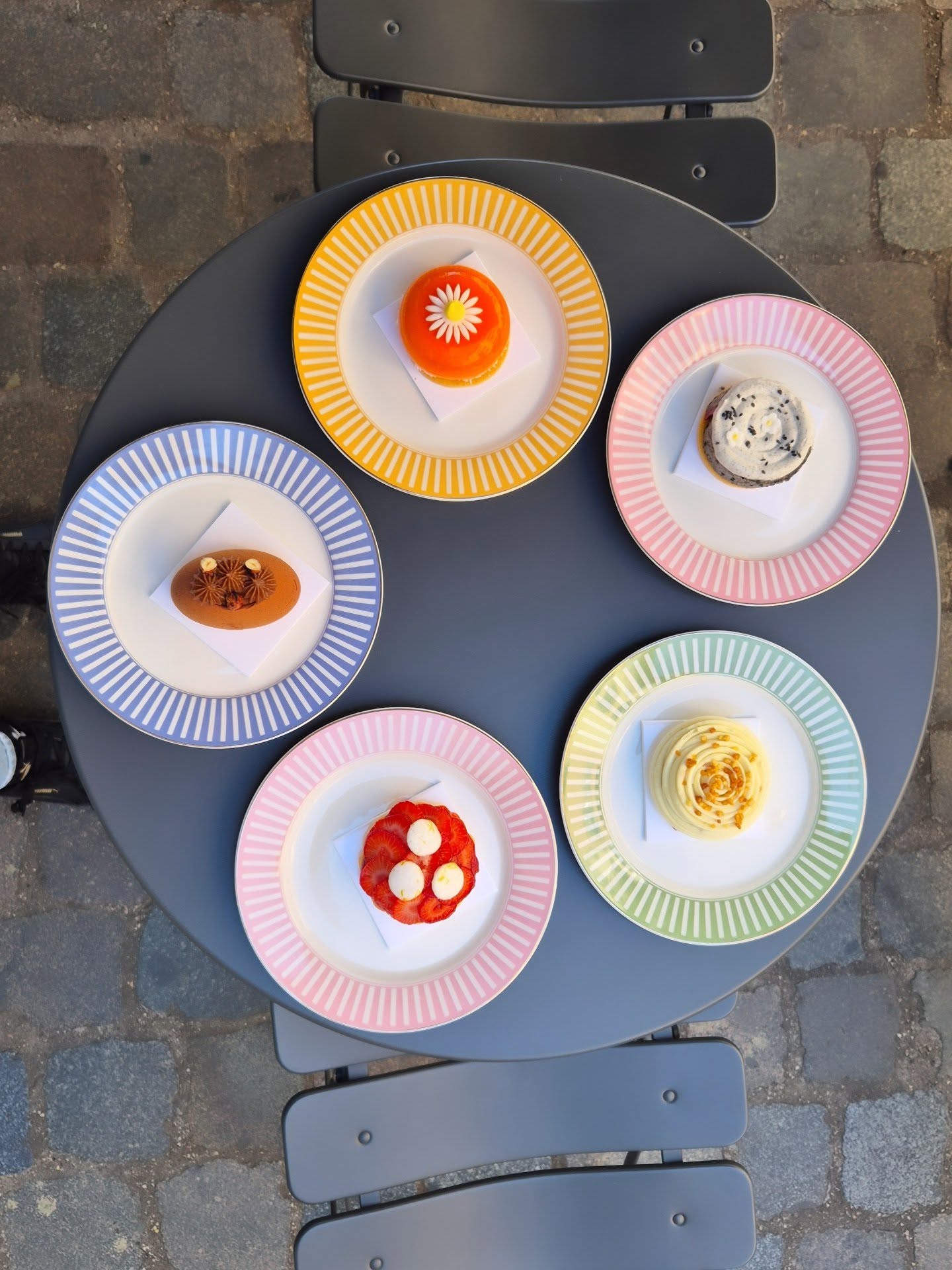 ☀️ Août touche déjà à sa fin… Les vacances se terminent, les écoles rouvrent leurs portes et chacun reprend son rythme. On pourrait croire que l’été est derrière nous, mais chez Hennemann, la gourmandise ne prend jamais de pause !
🍰 Notre terrasse reste ouverte pour profiter encore des derniers rayons de soleil, autour de nos desserts colorés et de saison, sans oublier nos glaces artisanales à savourer en toute tranquillité.
Un immense merci à tous ceux qui ont partagé cette belle aventure estivale avec nous 🥰 Vous avez fait de cet été un moment inoubliable !
✨ Nous vous souhaitons une belle rentrée pleine d’énergie… et de douceurs. 🥰
#patisserie #artisan #lyonfoodies #lyon #nicolashennemann