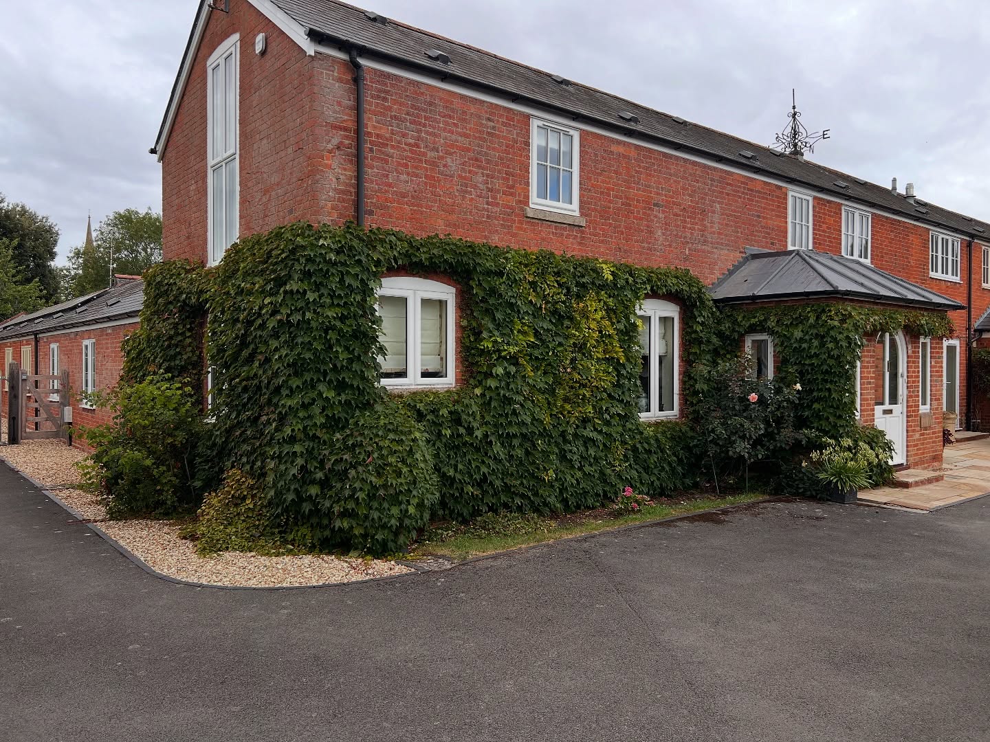 🌿✅ One of today’s jobs – a neat pour to keep everything in line!
Kept it clean off the gutters, windows, and pathways. Attention to detail makes all the difference 👌
#ConcreteWork #CleanFinish #QualityJob #AttentionToDetail