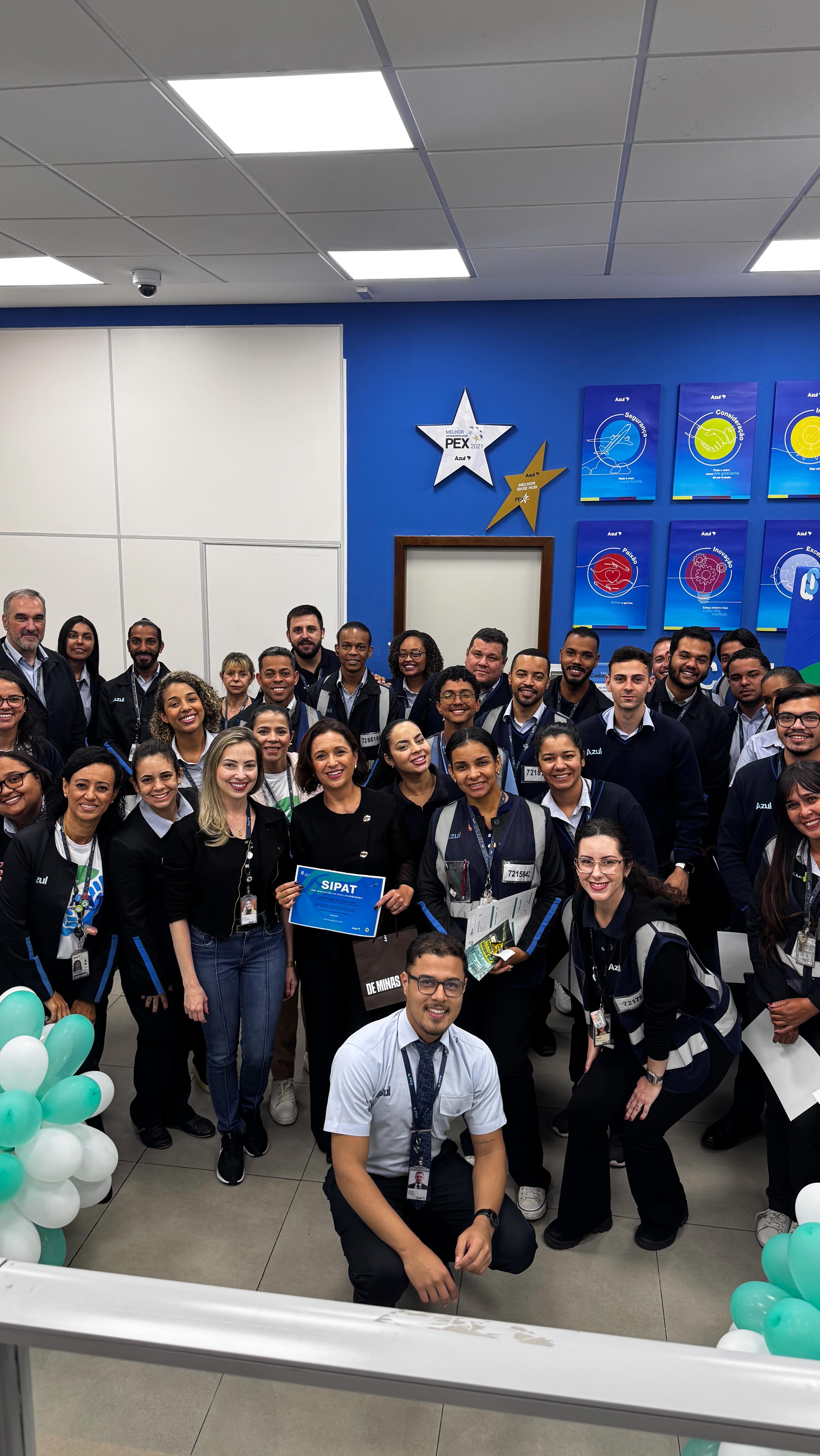 No dia 19/08/25 eu tive a honra de ministrar uma palestra para os colaboradores da empresa Azul Linhas Aéreas em Confins/MG.✈️
Falamos sobre educação financeira, um tema que vai muito além do bolso.
Colaboradores com equilíbrio financeiro vivem com menos estresse, tomam decisões mais conscientes e evitam que pressões externas reflitam no trabalho.
Isso significa mais bem-estar, mais foco e também mais produtividade.
Sim, a educação financeira também é um cuidado na prevenção a acidentes de trabalho, afinal, ninguém deixa as contas em casa e vai trabalhar! 😉
👉 Se a sua empresa está se preparando para a SIPAT, essa é uma oportunidade de cuidar do que realmente importa: a vida e o futuro de cada colaborador.
📩 Entre em contato e vamos juntos levar esse impacto para a sua equipe!
#SIPAT #palestrascorporativas #educaçaofinanceira #RH #segurançanotrabalho #financas