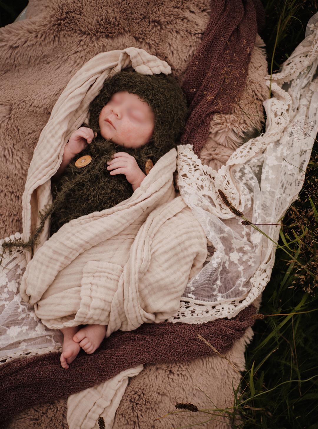 Newbornshooting in der Natur. Diesen kleinen Kerl durfte ich vor einigen Wochen fotografieren. Dieses Newbornshooting hat mir besonders viel Spaß gemacht, er war so ruhig und hat sich ganz brav alles gefallen lassen. Newbornshooting in Bad Segeberg, Reinfeld, Bad Oldesloe und Umgebung. Wenn du Interesse hast, melde dich rechtzeitig bei mir ❤️ #newbornshooting #badsegebergfotograf #vomlichtgeküsst #neugeborenenfotografie #babybauchfotografinbadsegeberg