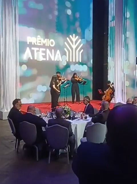 ✨ Músicas & Eventos – Quarteto de Cordas ✨
Tivemos a honra de levar nosso Quarteto de Cordas (🎻 dois violinos, 🎻 viola e 🎻 cello) para se apresentar em um dos eventos mais importantes do ano: um jantar de gala no Palácio Tangará, com a presença de autoridades e governadores.
Foi uma noite chique, sofisticada e memorável, em que a música clássica encontrou o ambiente perfeito para emocionar e engrandecer cada momento.
E o mais especial: a atração principal da noite foi o nosso quarteto — que encantou todos os presentes e deixou a marca inesquecível da Músicas & Eventos. 🎶
Um verdadeiro espetáculo! 💫
#MusicasEEventos #QuartetoDeCordas #EventoDeLuxo #PalacioTangara #MusicaAoVivo #Sofisticação