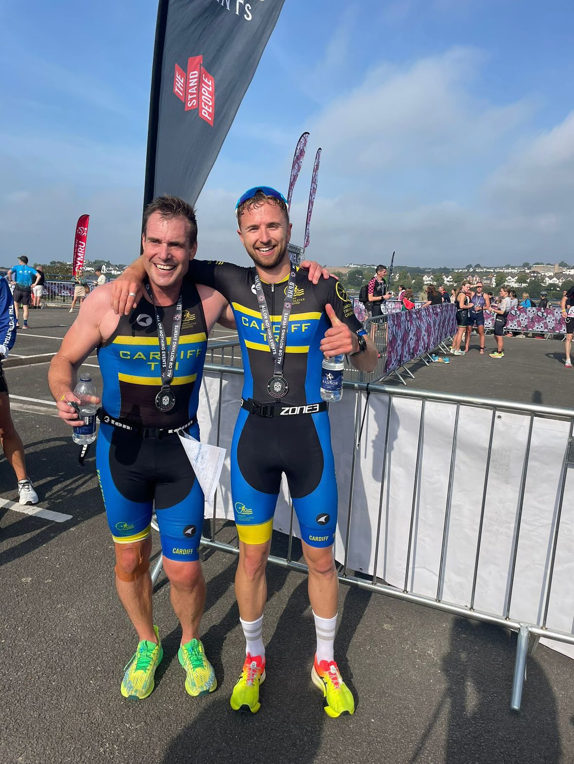 🏅Triumphant Tuesday🏅 (not sure that will stick 🤔)
Well done to all that took part down at Barry SWYD sprint qualifier this weekend!
- @ethanjohn99 6th overall and 2nd in his AG 🤩, Gavin 12th overall and also 2nd in his AG 💪🏽👏🏼
- Mike Battersby executed a great performance and hopefully qualified for a spot in next years worlds! 🏅
@liddstpc is heading out to Chamonix getting ready to crew for @caiobowen in the UTMB 🏔️
@tombridges8 was at Swansea bay aquathlon which looked absolutely gorgeous 🌊 ☀️
Social sec @sammontague12 was dabbling in some parkrun tourism at Witney where he came top 3 in AG. Sam’s secret to success is… ‘low attendance’ 😂
Once again @jdrasq led out another Sunday social ride! Thanks again 🫶🏻
Good luck to our athletes heading out to the European sprint champs this weekend in Istanbul 💥
💛💙🖤
#cardifftriathletes #triathlontraining #sprinttri #swimbikerun #SWYD #UTMB