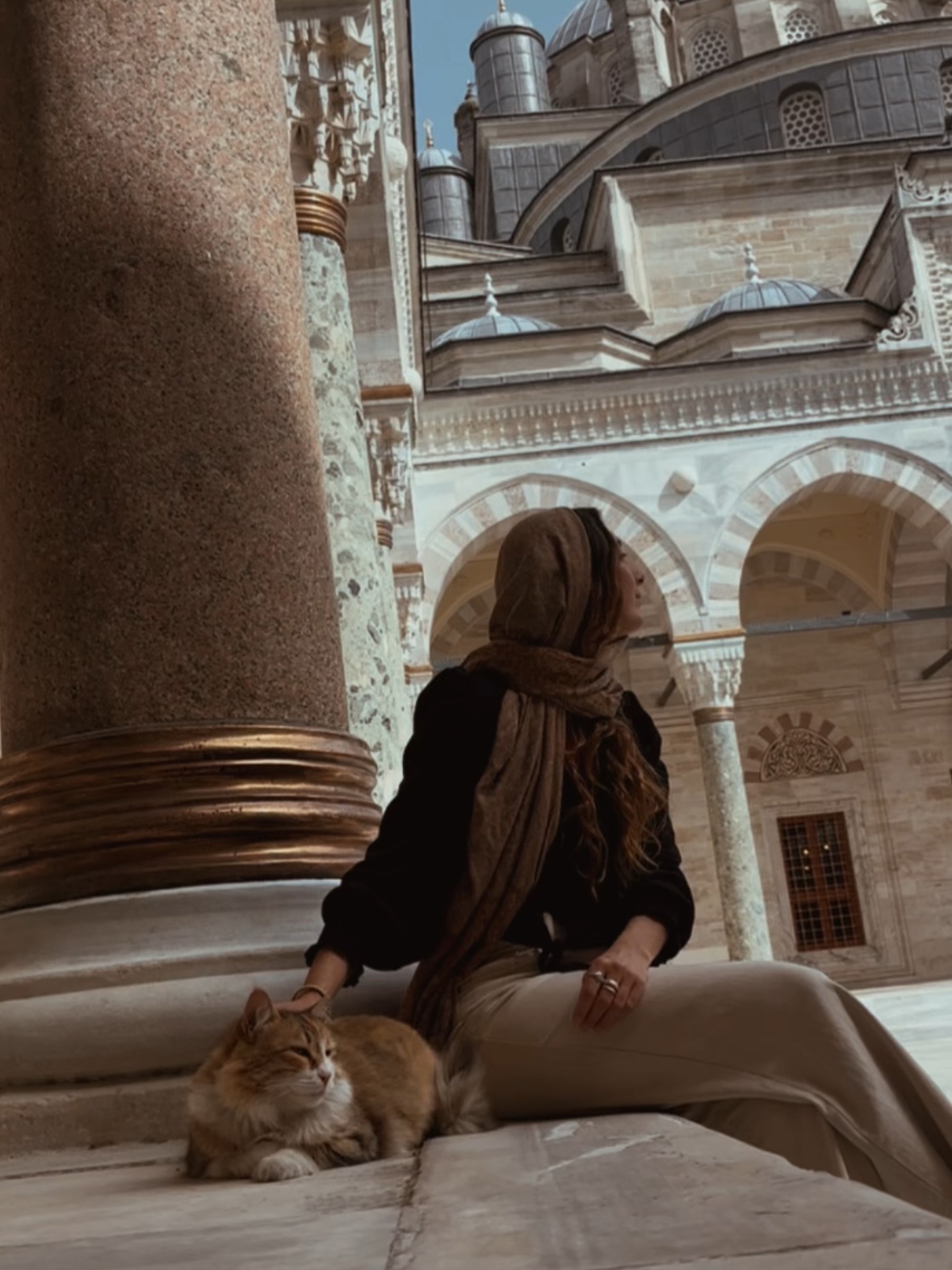 Días de pulir en el taller, de ordenar y organizar. Han sido un par de meses bastante intensos debido a una circunstancia de salud muy inesperada, la vida es así, un vaivén, la calma del mar en la mañana, las olas a surfear al atardecer, literalmente, pensaba que iba a pasar el día al mar y del mar salí de otro modo al cual estoy adaptándome. De repente quedarse parcialmente sorda de un oído. Digerir la noticia lleva un tiempo, por suerte solo he perdido los agudos, pero no sabía lo que podía implicar la hipoacusia neurosensorial a parte de escuchar menos. Me agarro con fuerza a aquello que me sostiene, que es crear, siempre crear 🪷 y en este viaje que está siendo, en un estado de consciencia muy diferente a los que conocía, debido al impacto y a las altas dosis de corticoides, también aprendo a soltar, percibo que la luz y la oscuridad más profundas se dan al mismo tiempo, por ilógico que parezca, la magia surge cuando la vulnerabilidad aflora y dejas caer tu cuerpo en la rendición más sincera en brazos de algo más grande que te sostiene, hay algo allí arriba que se encarga de ti, aunque no lo creas o te olvides a momentos, recuérdalo siempre. Me lo recuerdo ahora que he aterrizado y esa voz de la consciencia se escucha más lejana. Me gustó sentirla tan fuerte.
Todo se alinea y también cae, porqué quizás ya no es necesario para tu evolución, y porque cuidarte es lo que ocupa tu tiempo ahora.
Después de cada tormenta, solo queda renacer ✨Khepri, el escarabajo egipcio es el mayor símbolo del renacer 𓆣 se esconde cada día en la profunda oscuridad de la noche y resurge renovado ante los primeros destellos de luz del día 🌞
#jewelry #jewelry #jewels #hechoamanoconamor❤️ #handmadewithlove❤️ #handmade #spiritualjewelry #consciousbrand #ancientegypt #ancient #sacredjourney #handcrafted #traditionaljewelry #middleeastern #middleeastart #turkiye#turkey