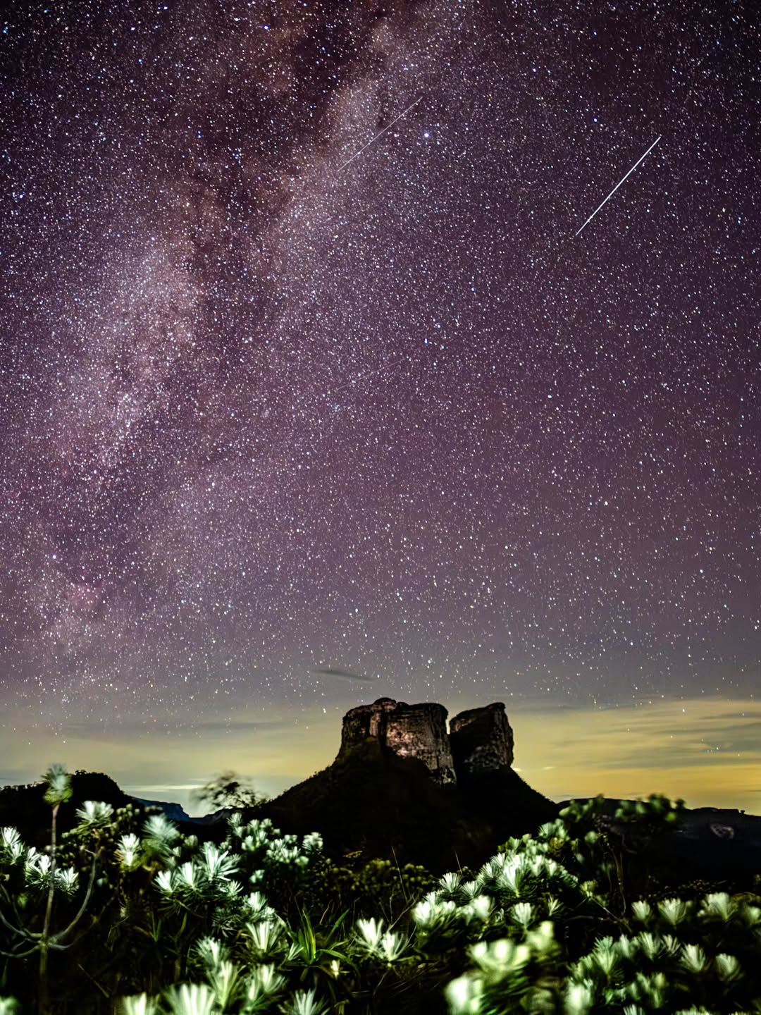 A fotografia segue me encantando.!
Cada oportunidade que tenho de fotografar eu me apaixono ainda mais por essa arte.
Astrofotografia tem me oportunizado ver mais do que o que vejo com meus olhos, revelando nuances, cores, formas, luzes.... que me deixam maravilhado.
Quero registrar meu agradecimento a @tarcisotsa e @dodovillar.foto que me deram valiosas dicas numa expedição Fotográfica que fizemos há pouco mais de um ano, e que me possibilitaram explorar melhor esse ramo da fotografia.
Vista do Morro do Camelo, na Chapada Diamantina.