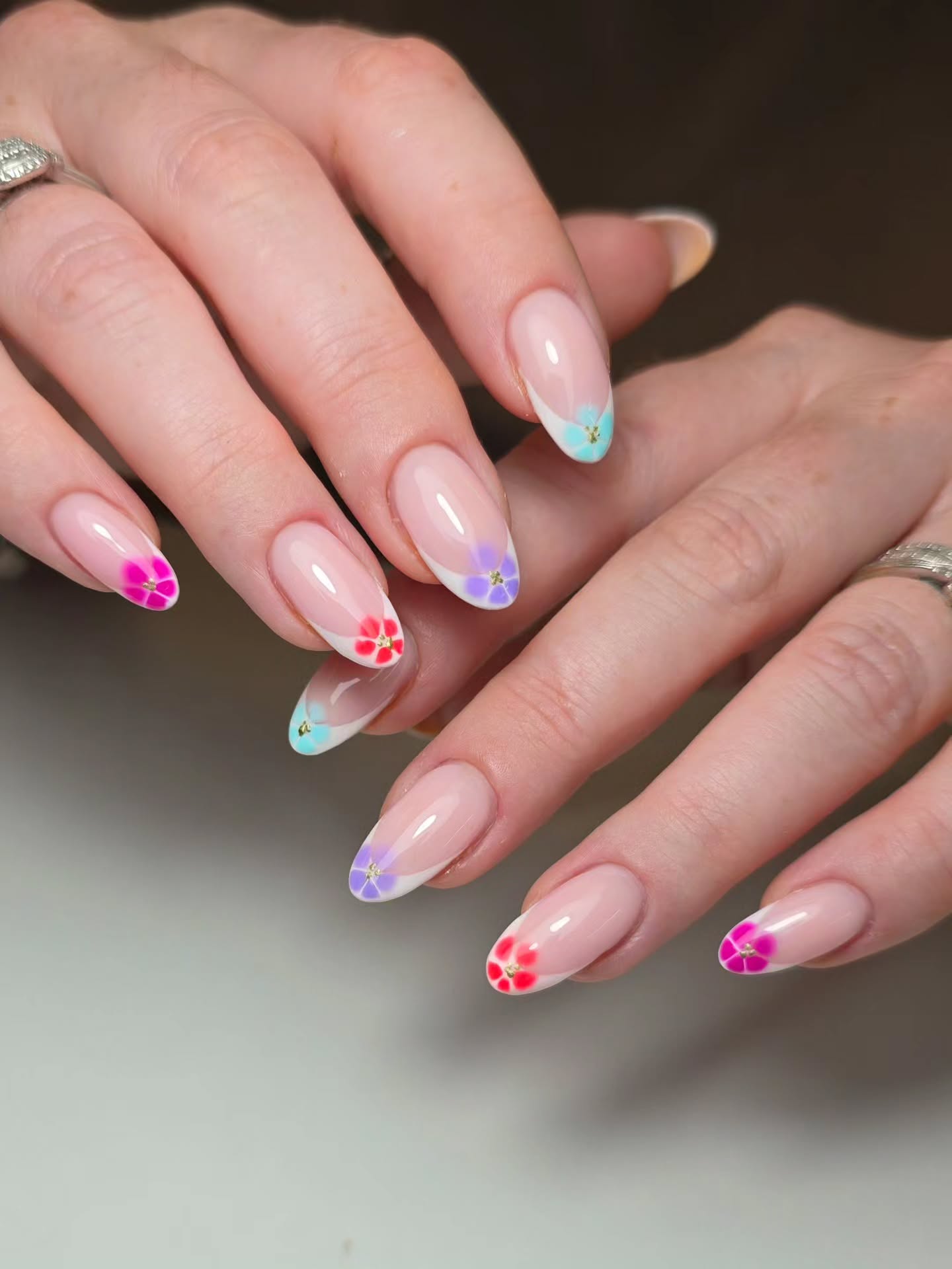 Thought I'd better post before the sunshine goes away 🥲🌞🌺.
@homeofnailart White Detail Paint
@nailorder Watermelon, Wisteria, Raspberry Ripple & Screwball.
#bloominggel #bloomingflowers #frenchnails