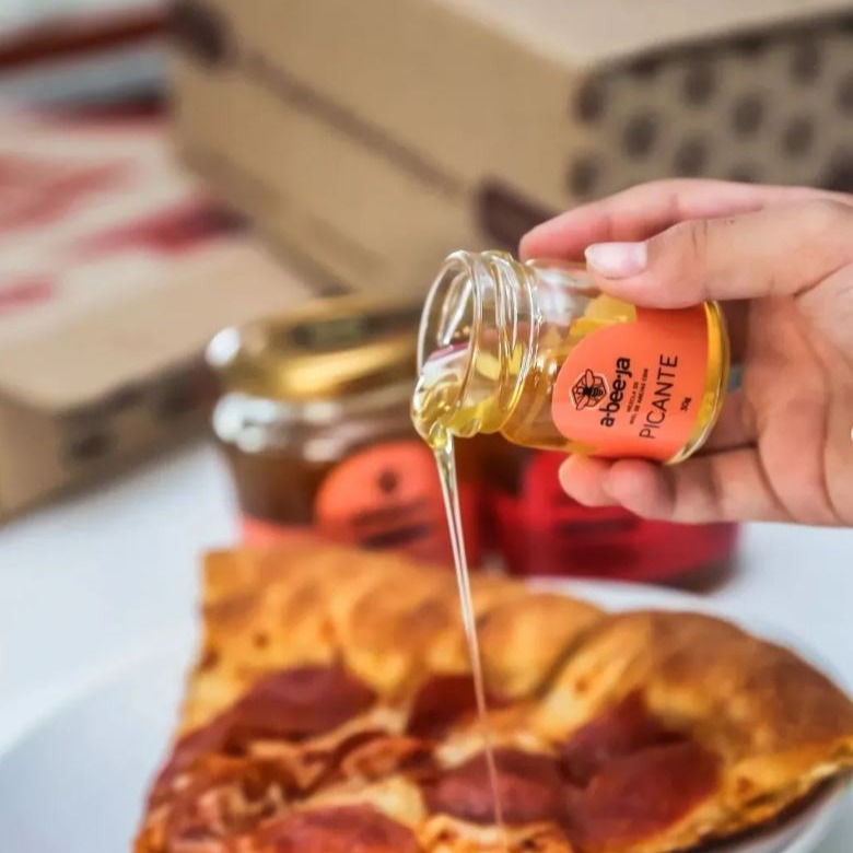 🔥🍯 ¿Miel con picante? Sí, ¡y está conquistando el mundo!
Nuestra Miel Picante Abeeja es ese sabor inesperado que transforma cualquier plato: desde una pizza, hasta un cóctel o unas alitas de pollo.
✨ Beneficios del toque picante (capsaicina):
Alivia dolores musculares y de articulaciones 💪
Activa el metabolismo y quema calorías 🔥
Genera endorfinas y mejora el ánimo 😍
Mejora la circulación y cuida tu corazón ❤️
🍕🍨🍹 Y lo mejor: puedes usarla en recetas únicas y deliciosas:
Pizza pepperoni con miel picante
Waffles
Cóctel con brandy y ginger ale
Infusión casera para aliviar resfriados
👉 Atrévete a darle a tus comidas un contraste dulce-picante que te va a sorprender.
🛒 Pídela ahora en @mielabeeja
