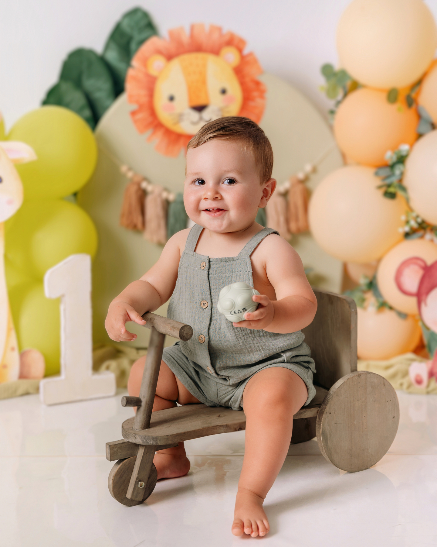 Siempre diré que las sesiones del primer añito son las más especiales para ellos, pero sobre todo para vosotros papis.
Es una experiencia total y super bonita; de hecho de mis prefes, ver las risas, las caras, los juegos... va todo volando!
Lo mejor es la hora de la tarta, os sentáis tranquilamente a ver cómo descubre las texturas, sabores nuevos, también a cómo se llenan toda la cara de nata y después... después se cansan y quieren que los cojáis en cuello manchados hasta el último rincón del pañal, ahí si que viene el drama! jeje
Aquí hago un llamamiento a esos papis que quieren esconderse de la cámara; no perdáis ese recuerdo por miedo a posar o veros de una forma u otra, vosotros sois su familia y querrán veros también en las fotos cuando crezcan!
Lo que sí... Mi pequeño Luka, lo que disfrutó su tarta y la sesión ... Bueno el, sus papis y yo. Gracias Familia❤️
Está claro que estáis amando nuestro querido Set Safari tanto como yo!.
.
.
.#smashcake #smashcakesession #primer cumpleaños #fotografiacumpleaños #fotografiasmashcake #fotografiainfantil #fotografiadebebes #fotografiadefamilia #cumpleañosfeliz #fotografíadecumpleaños #babyphotography #cakephotography #firstbirthdayphotoshoot #birthdayboy #birthdaygirl #babyfirstbirthday #happybirthdaybaby #smashcakephotography #cumplefeliz #smashcakeideas