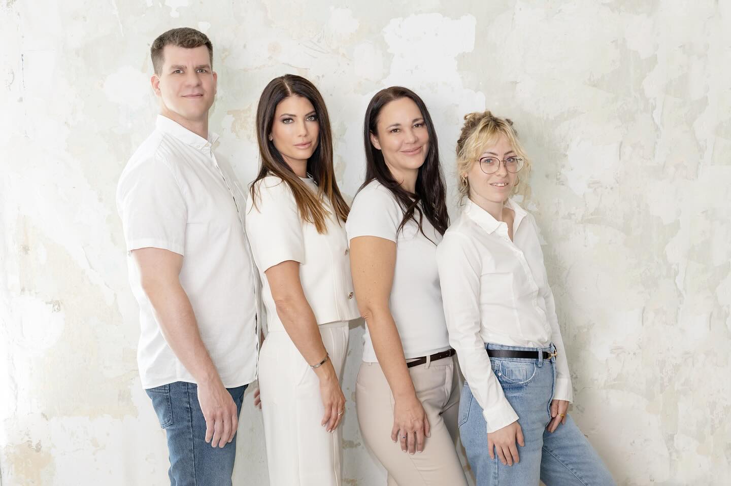 Egy szalon, egy csapat, egy közös küldetés, hogy vendégeink a legszebb formájukban, magabiztosan és elégedetten távozzanak tőlünk.
Szakértelemmel, elhivatottsággal és harmóniában dolgozunk együtt, mert a szépség nálunk valóban csapatmunka. @perjesid @me.time.m @melindapoznik @anikosoros0830 @easyshapestudio @savanya_kisasszony és szeptembertől @lashstylist_anna_