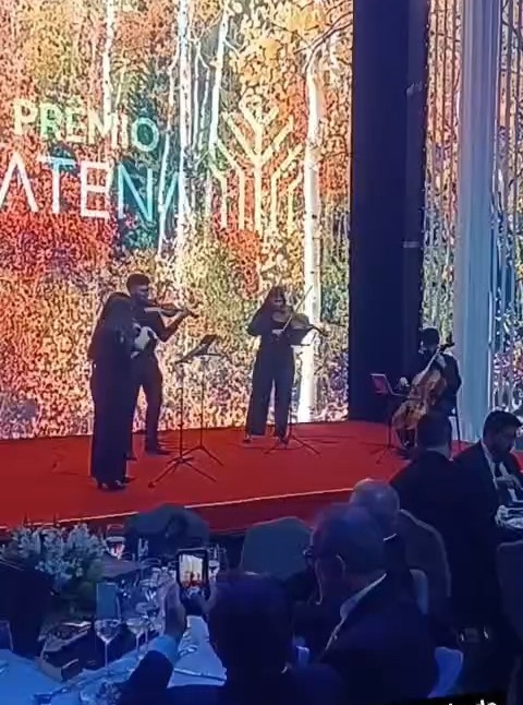 🌟 Quarteto de Cordas – Músicas & Eventos 🌟
Tivemos o privilégio de ser a atração principal em um dos jantares mais nobres do ano, realizado no Palácio Tangará. Nosso Quarteto de Cordas (dois violinos, viola e cello) trouxe toda a elegância da música clássica para uma noite marcada pela presença de autoridades e governadores.
Foi simplesmente maravilhoso: um momento de arte, requinte e sofisticação, que só a música ao vivo pode proporcionar.
Agradecemos a todos que fizeram parte desse evento inesquecível — e reafirmamos nosso compromisso: levar música da mais alta qualidade para ocasiões únicas. 🎶✨
#MusicasEEventos #QuartetoDeCordas #EventoDeLuxo #PalacioTangara #Elegância #MusicaAoVivo