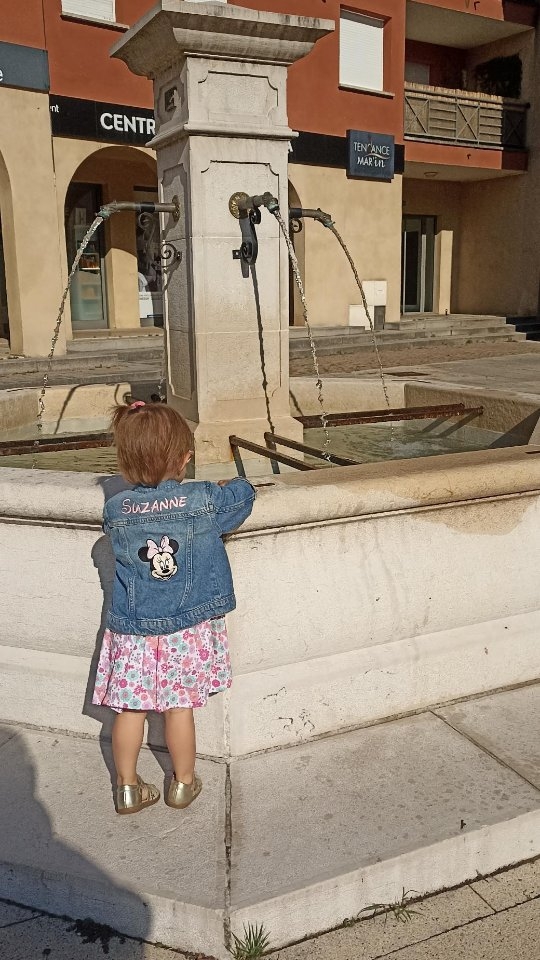 Parfois, une broderie paraît simple… mais en réalité, c’est tout le contraire.
Les visages, les yeux, les détails… ça demande une précision extrême.
Il m’arrive de faire les contours à la main, de débroder, rebroder, reprendre encore et encore… parfois pendant des heures.
Et au final, on pourrait croire que c’est ‘juste’ un petit motif… mais derrière, il y a des dizaines de gestes, de patience, et beaucoup d’amour dans chaque point.