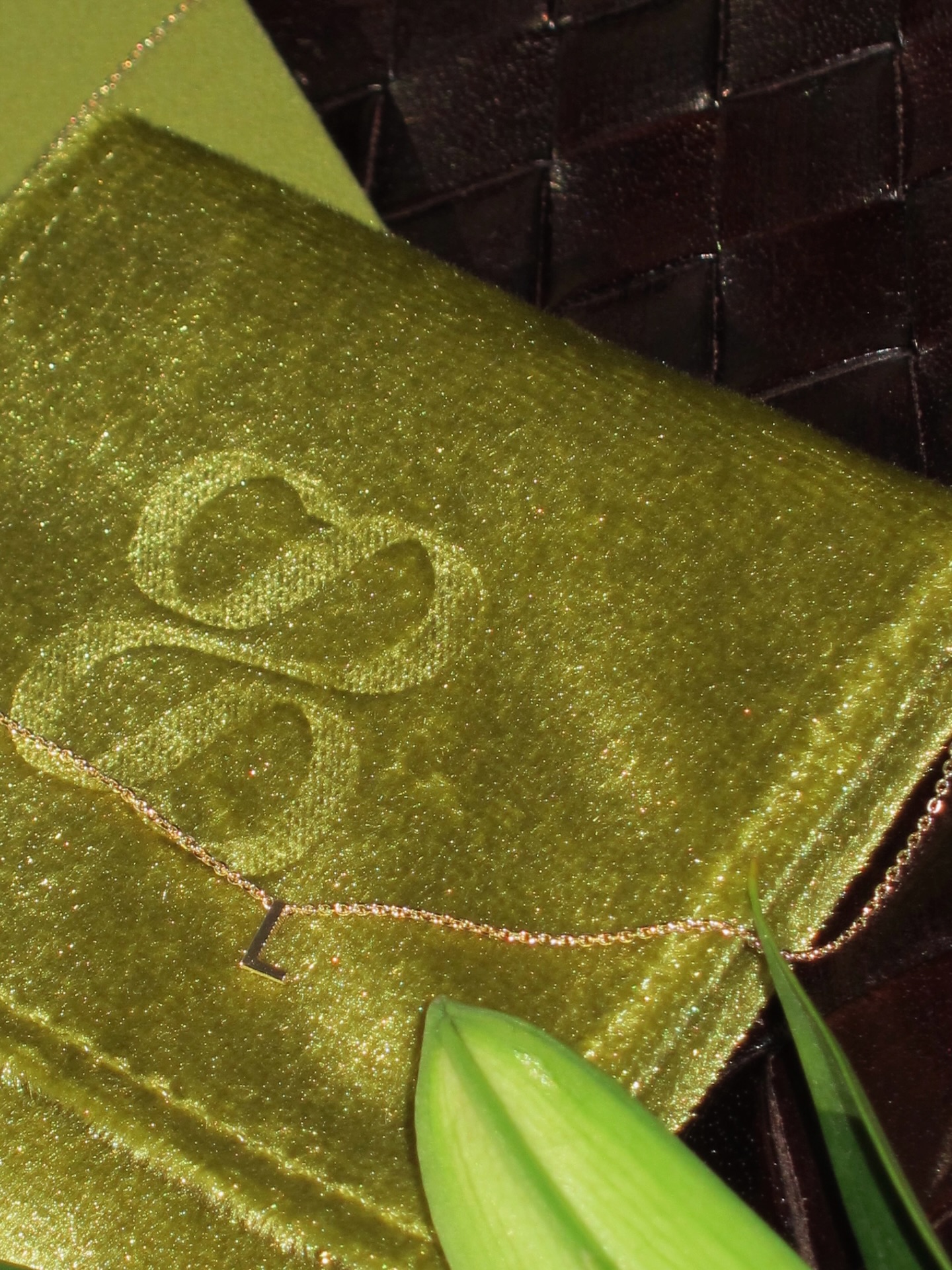 Never knew a single letter could hold so much meaning.
I wear THE PETITE LETTER NECKLACE™ from @sarahandsebastian every day—a tiny emblem with a big heart.
Shop it now on my @ShopMy, or comment LINK and I’ll DM it straight to you.