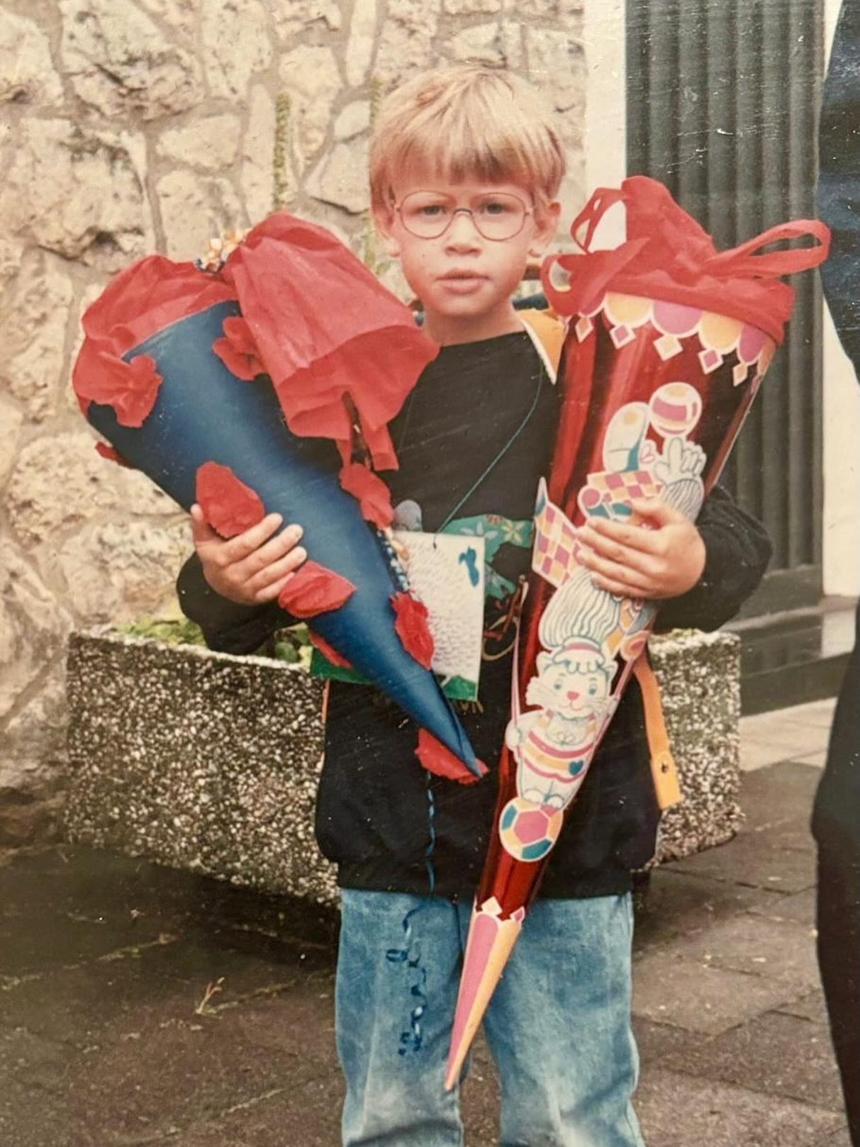 Allen Schulkindern von Herzen alles Gute zur Einschulung! Der erste Schultag ist schon sehr aufregend und der Beginn eines neuen Lebensabschnitts!
Das ist das Foto von meiner Einschulung im Jahr 1989 in Aachen-Oberforstbach. Ich kam in die Igel-Klasse. 😉
#einschulung #erstklässler #rheinischbergischerkreis