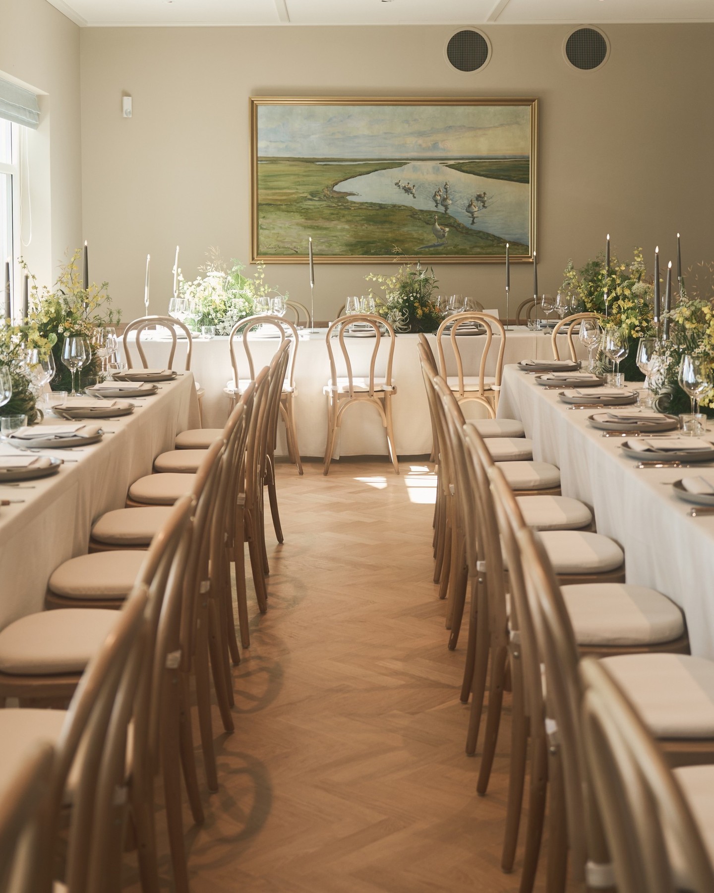 EVENT | 70th Birthday Celebration: "A Summer Night with Music"
An immersive evening where food, music, and design collided. Our vision: blend the raw edge of a smoking event with the beauty of the surrounding nature in Falsterbo. 🌿
From a stage framed in living grass to wildflower arrangements with attitude, every detail brought contrast + harmony. Add a London live band, high-heel dancers, and a playful hat bar - and the night was pure energy, elegance, and joy.
The 15-dessert table? The sweetest finale!
Huge thanks to our dream team + vendors for making this event pure perfection and truly unforgettable.
Planning, design & florals: @avenievents
Photographer: @malvinahansson
Stationery queen: @elinsartstudio
Venue & catering: @falsterbogolfklubb
Worldclass live band & DJ: @fortunebandlive
Showstopping dancers: @stockholmhighheelers
Confection artist: @hilma.stromberg
Rentals: @tableuthyrning @westmans.rent
Tent: @facio_event_retail_expo
A/V: @informationsteknik