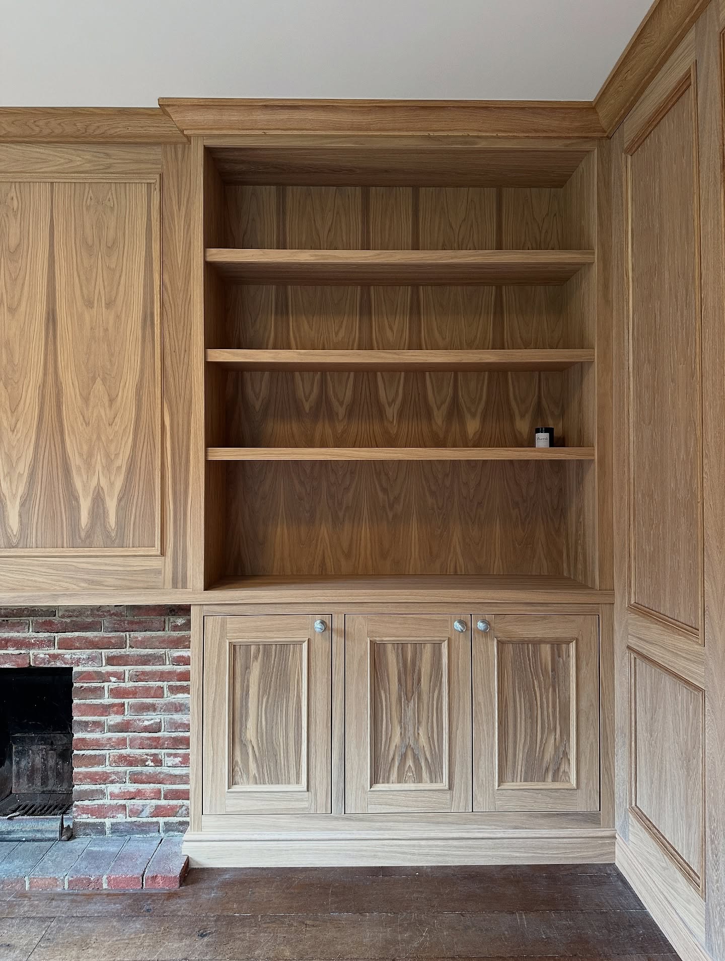 One half of our bespoke alcove units, crafted to highlight the natural beauty of oak. Open shelving provides display space, while the lower cupboards offer discreet storage. Fitted perfectly alongside a rustic brick fireplace, bringing warmth and timeless character to the room. Just a part of our full room renovation….
#oak #alcove #alcoveunits #design #interiors