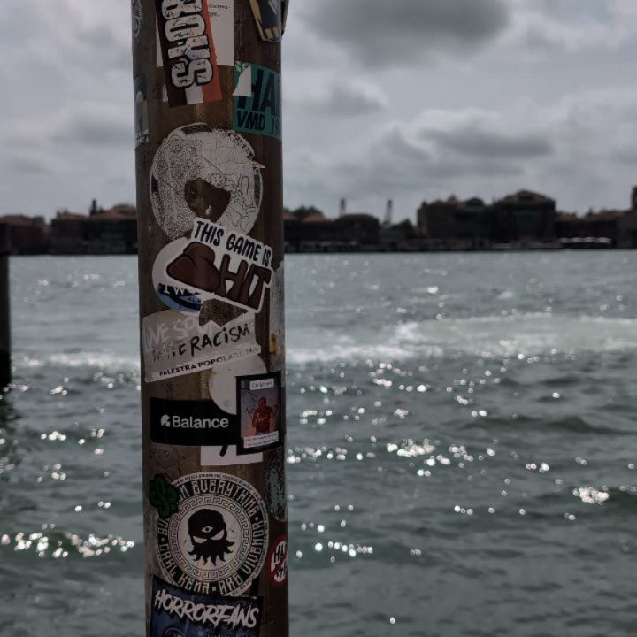 Nei posti piรน belli, nei posti piรน brutti.
TGIS รจ come il nero, sta bene con tutto.
#giochidicarte #giochidatavolo #boardgame #thisgameisshit