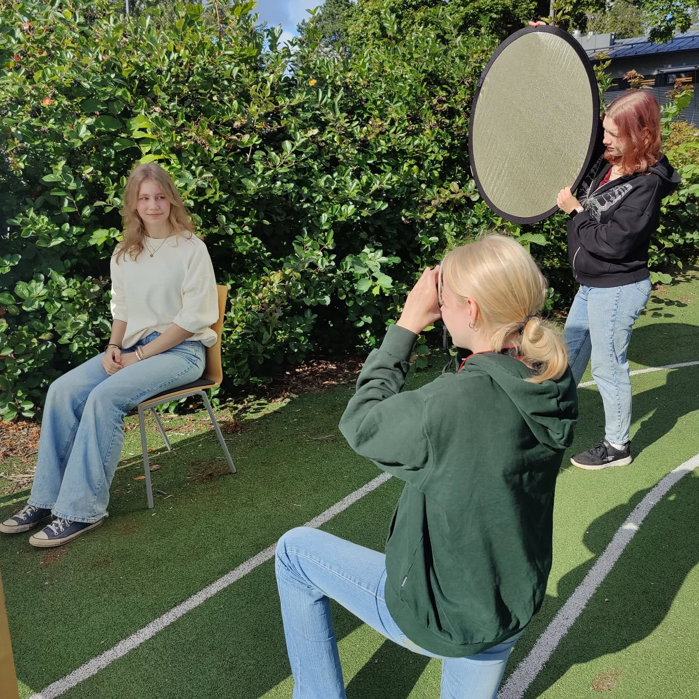 Viime viikolla lukiomme valokuvauskurssi järjesti perinteiseen tapaan koululuvauksen. Kuvauspäivän kunniaksi aurinkokin päätti pilkahtaa taivaalta! What a great day!😎🌞📸