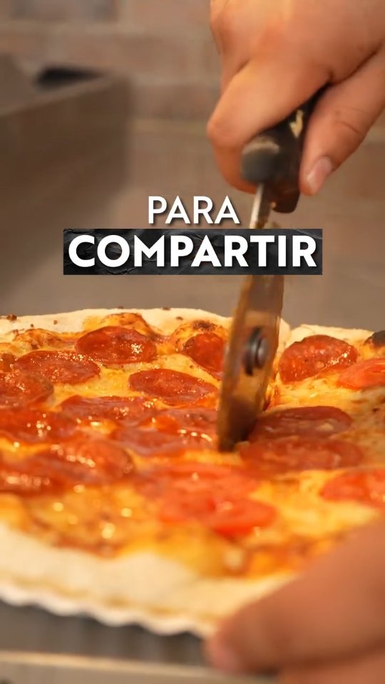 ¿Indeciso? No te preocupes. 🍕 Te mostramos cómo preparamos esta maravilla que une lo mejor de dos mundos: pepperoni y margarita.
👉 Pide la tuya por Uber Eats o Rappi
.
.
.
#PizzaLovers #PizzaSaludable #PizzaDeliciosa #HealthyPizza #PizzaTime #AmantesDeLaPizza