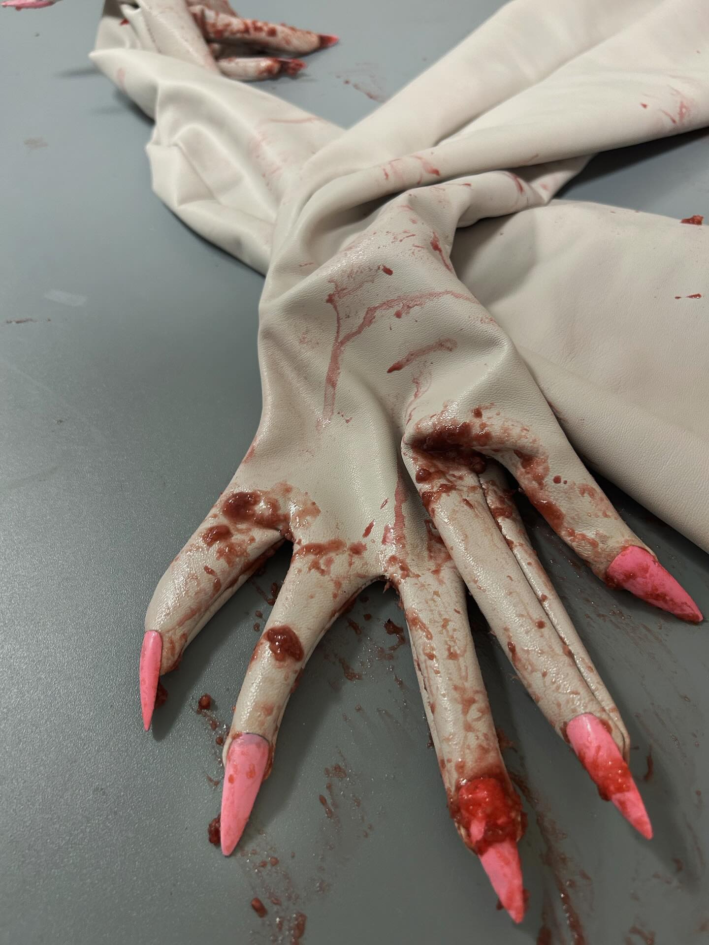 PREMIÄRVECKA! 🫁🫀🧠🥵🔥
På lördag har jag premiär med KARNIVOR, en RoLig, knASig & BLOdig pjäs skriven av bästa bästa @savinbahzad Det blir min absolut första (och kanske sista, vem vet!) föreställning som regissör(?) debuternas debut! Står även för kostymdesign och scenografi 🥵 Så tråkigt för alla er som missar!! Så var ej tråkig och boka biljetter!! Finns i bion 🫶🏻 PUSS!
Pjäsen har premiär under Stockholm Fringe Festival 2025 på Teater Tre 🫦 och görs i stöd av kungarna kung: Gunvor Göranssons kulturstiftelse! 🫀
Och king/queen teamet:
Idé och regi: Idah Sanderson
Manus: Savin Bahzad
Mask och perukdesign: Lina Wallenklev
Kostymdesign och scenografi: Idah Sanderson
Rekvisita: Jessica Höglin
Videoredigering: Savin Bahzad & Jessica Höglin
Ljusdesign: Michael Forsberg
Kompositör: Charlotte Franco
Producent: Lina Wallenklev
Dekormålare: Julia Grewdahl, Cecilia Salzmann & Savin Bahzad
Skräddare: Alice Andersson & Idah Sanderson
Projektioner och scenteknik: Caspar Kilander
På scen:
Evelina Benedicks
Lina Wallenklev