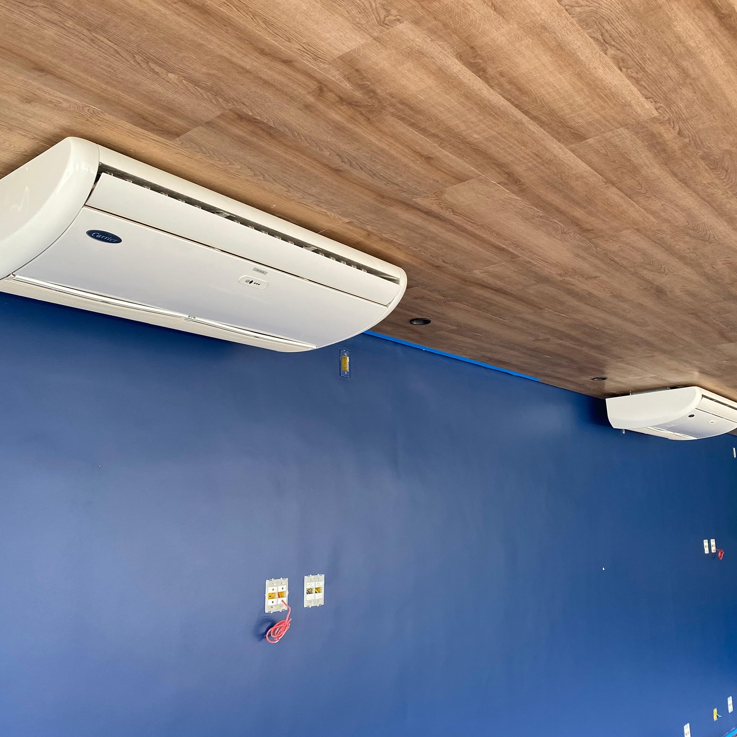 ✨ Obra entregue com sucesso! ✨
Finalizamos mais uma obra de climatização, levando conforto e eficiência para este espaço. 💨❄️
Agradecemos imensamente a todos os profissionais e parceiros envolvidos, que com dedicação e comprometimento tornaram possível a realização deste trabalho. 👷♂️🔧
Nosso objetivo é sempre proporcionar ambientes mais agradáveis, seguros e com a temperatura ideal para cada necessidade. 🌟
✅ Instalação de ar-condicionado realizada com qualidade, responsabilidade e atenção a cada detalhe.
Mais um cliente satisfeito, mais uma conquista para a nossa equipe! 🙌
#arcondicionado #confortotérmico #climatizacao #obraentregue #equipeforte #inverter