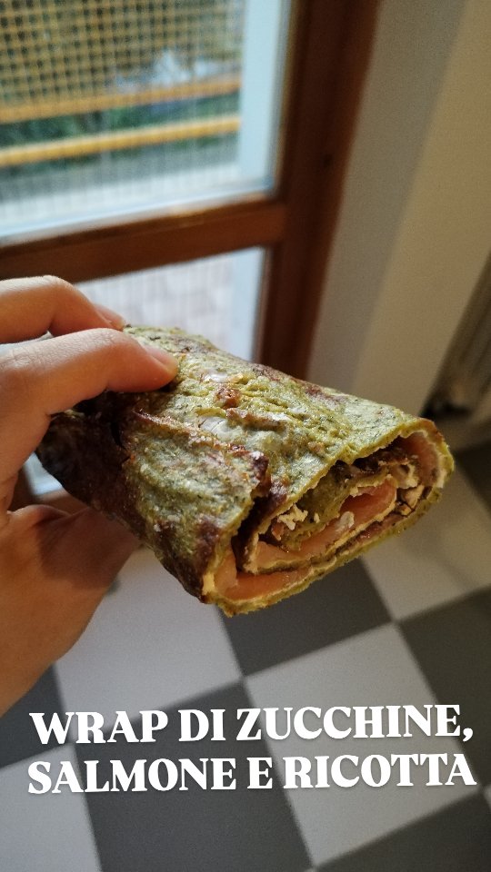 Ecco una ricetta estratta dalla newsletter di Agosto: il wrap di zucchine 🌯🌯🌯
Un'alternativa originale della classica piadina, ricca di fibre grazie al suo impasto a base di zucchine.
È un piatto completo, che contiene al suo interno tutti i nutrienti. Come al solito il concetto di porzione è indicativo, strettamente dipendente dal propri fabbisogni e dal livello di fame e sazietà.