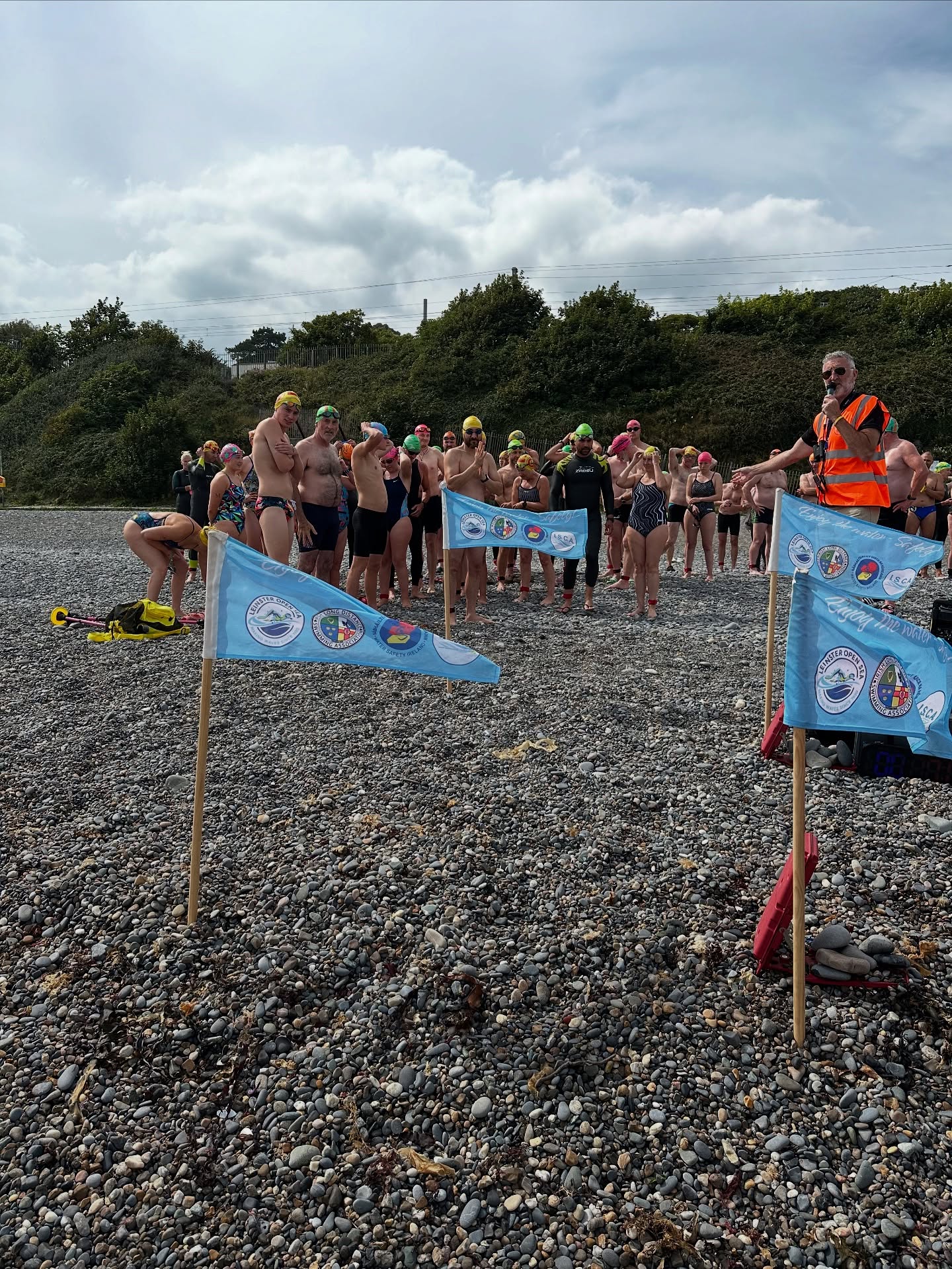 Friends of Killiney LOS Race — Sunday 24.08.25 🌊
This race was put together by Friends of Killiney — a group of dedicated sea swimmers from different clubs who swim daily at Killiney Beach. Many are also LOS regulars, and this race was their way of giving back to the incredible @leinsteropensea committee, volunteers, and supporters who keep the league running 💙
Swimmers could choose between 3.8k, 1.9k, and a special 1k “try-a-race” distance for newcomers. With plenty of prizes for placings and hidden handicap surprises, the atmosphere was electric! 🎁✨
Congratulations to:
🏊♂️ Colm Murphy – 3rd fastest time, Men’s 1.9k
🏊♂️ Neil Sheridan – 3rd fastest time, Men’s 3.8k
The sea was choppy on the day, and a big shoutout goes to all 3.8k swimmers who braved that second loop. Special mention to our Queen of the Sea, Eibhin Butler 👸, as well as Stevie Doyle, Neil Sheridan, and Fred Verdier — with Fred completing his very first 3.8k in such tough conditions during his debut season! 💪👏
A huge thank you to all Friends of Killiney and their families for the warm hospitality, creative prizes, and delicious post-race treats — and to every brave swimmer who took part. You made this event truly special! ❤️
#sandycoves #leinsteropensea #seaswimmingireland