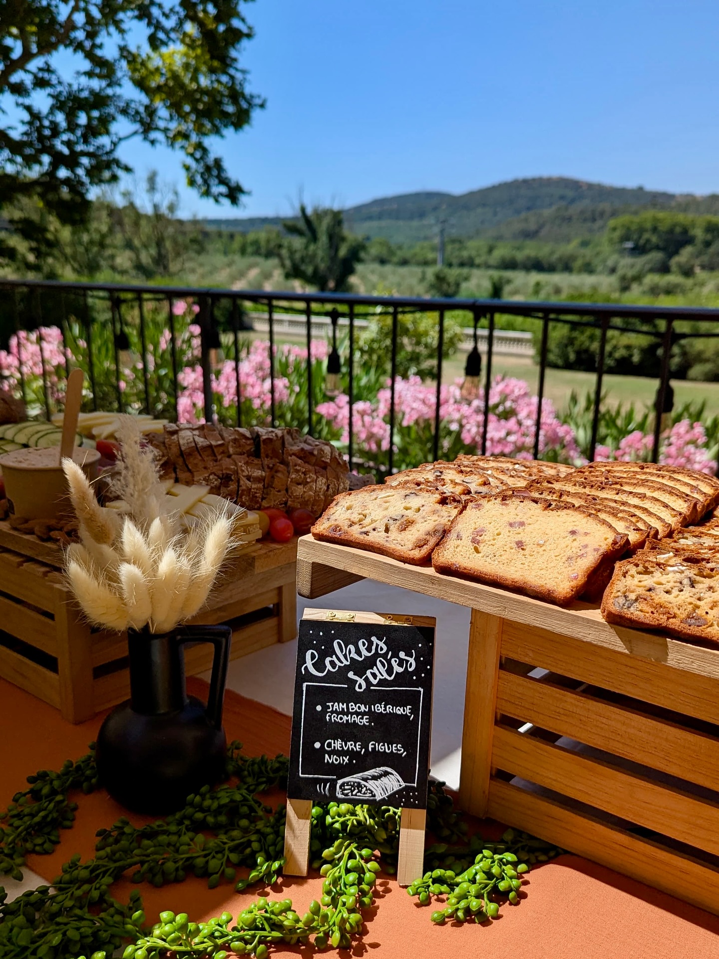 ✨ Brunch ✨
Au lendemain d’un mariage magique au @chateaudemalmont , les invités ont savouré un buffet gourmand face aux vignes 🍇
Zoom sur nos cakes salés :
🥓 Cake jambon ibérique & fromage – la touche espagnole qui fait la différence
🧀 Cake chèvre, figues & noix – douceur sucrée-salée irrésistible
Parce qu’un lendemain de fête mérite un réveil gourmand…😋