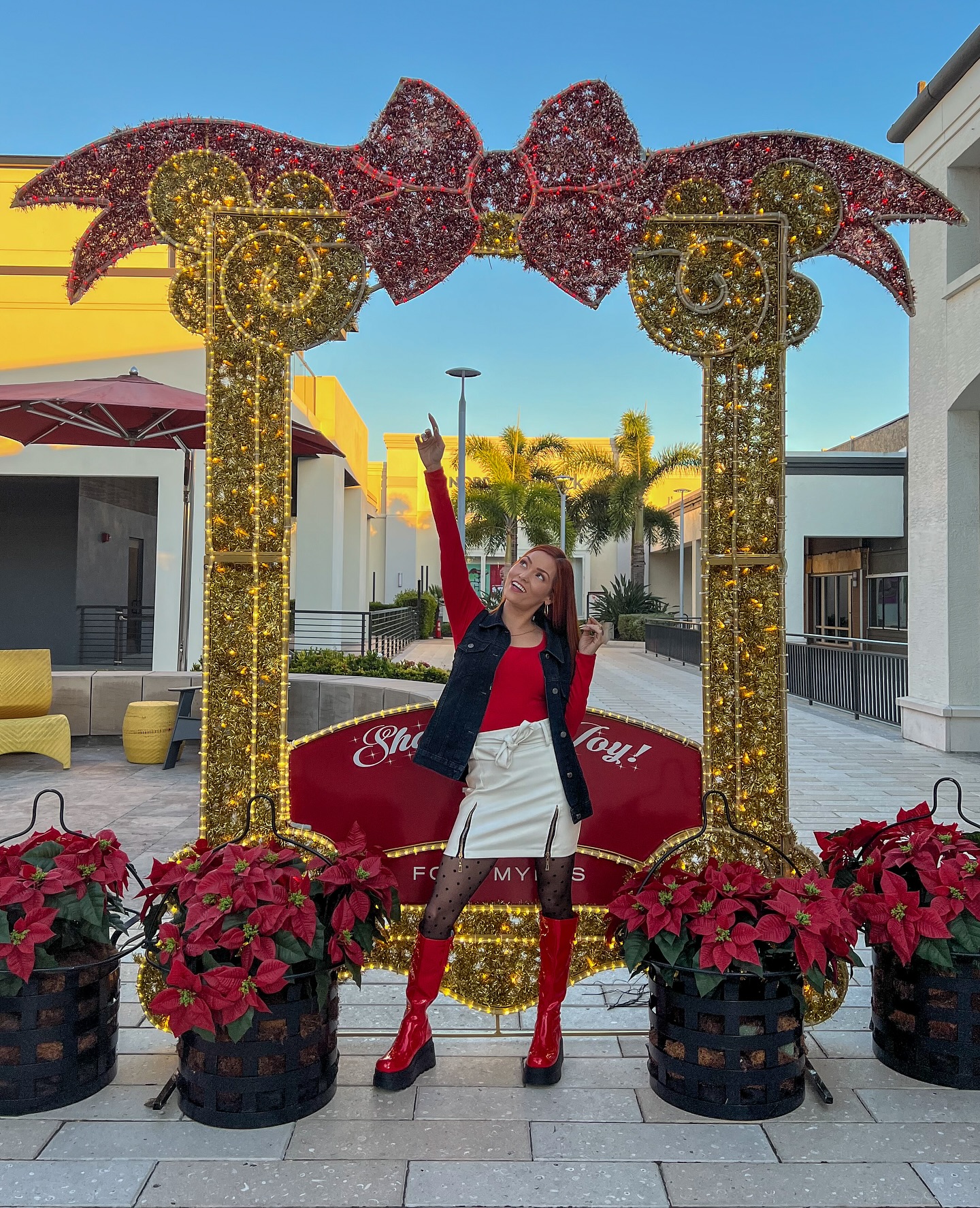 I bet you didn’t know...
That Christmas is only 121 days away!!!!
📍 @belltowerfortmyers Fort Myers
Cookies by @chipcookies_estero in Estero.
Boots by @dreampairsshoes
Outfit by @amazonfashion
#Christmas #swfl
Did you guys start the countdown yet or is too early?
