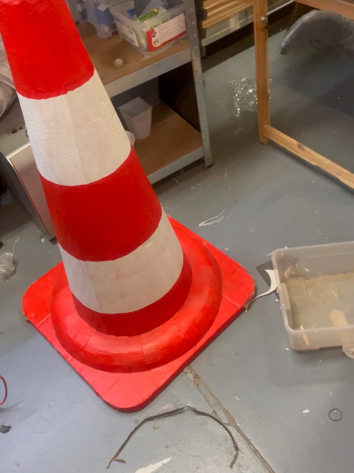 Räddaren i nöden David. Det gick lite väl vilt till på Bob hunds spelning i Lund. Eftersom jag hade andra jobb och en inplanerad semester på tre dagar så fick jag dygna och jobba hela natten innan och hela natten efter semestern så jag han alltså med tre dagars semester och två dagars jobb samtidigt Under tre dygn. Men som alltid levererar jag nu på top och räddar olika projekt som kräver leverans på nolltid. Nu i veckan är det också Bob Hunds avslutnings konsert. Och där har jag också varit med på ett hörn som jag kan skryta med för er först efteråt. samt ett litet hörn på deras utställning på Medis där jag reparerar fler av deras berömda koner. Bob hund har följt mig i livet så det känns ärofyllt att få vara med på deras avslut.