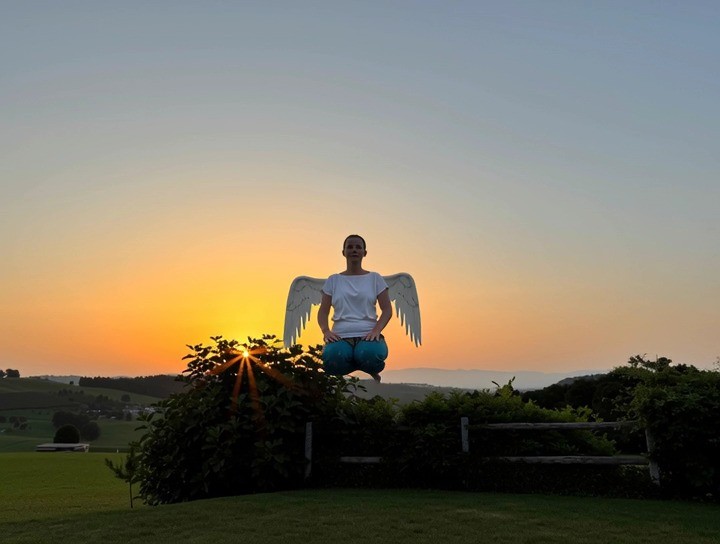 Flieg mit mir – zum letzten Sunset-Yoga dieses Jahres 🌅
Donnerstag, 28. August in Fischbach
👉 Anmeldung: Link in Bio
Ein Abend voller Atem, Bewegung, Stille und angenehmen Begegnungen – unter dem weiten Sommerhimmel.
#sunsetyoga #laveda #willisau #fischbach #yogainnature #yogamoments #achtsamkeit #viniyoga